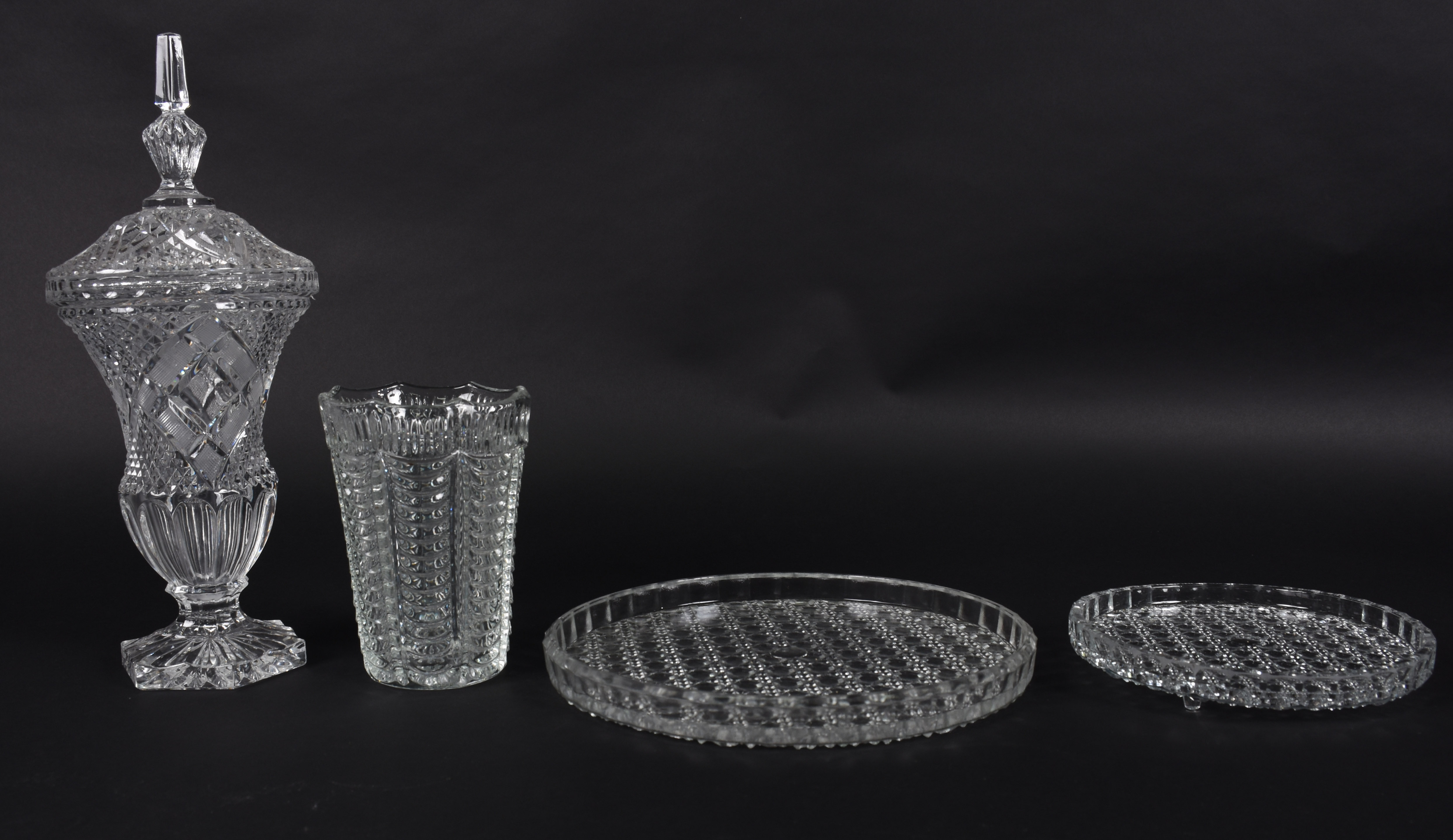 Quatro peças de cristal, sendo: bomboniere, vaso e 2 pratos .