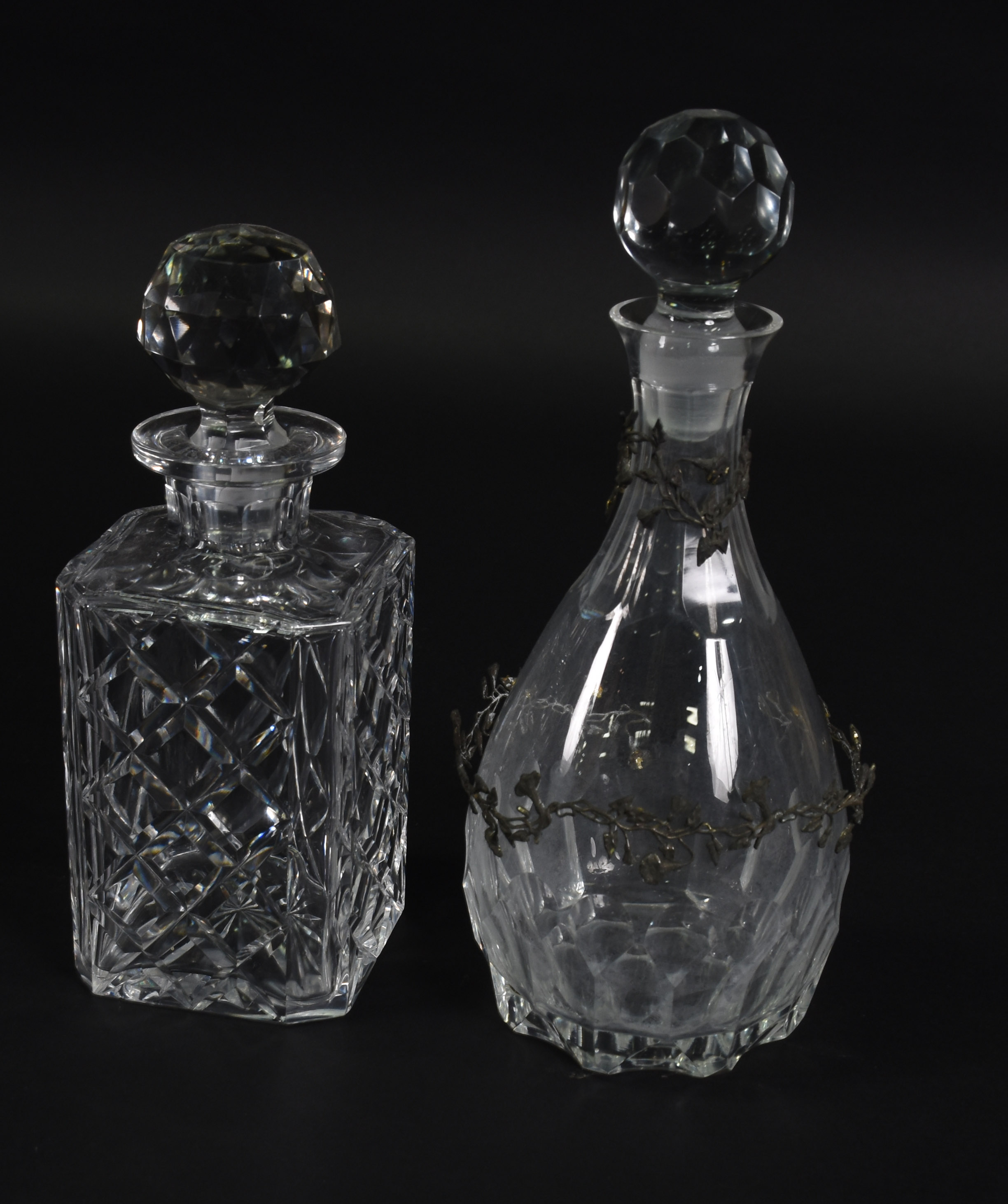 Duas garrafas de cristal lapidado ( 1 com mofo )