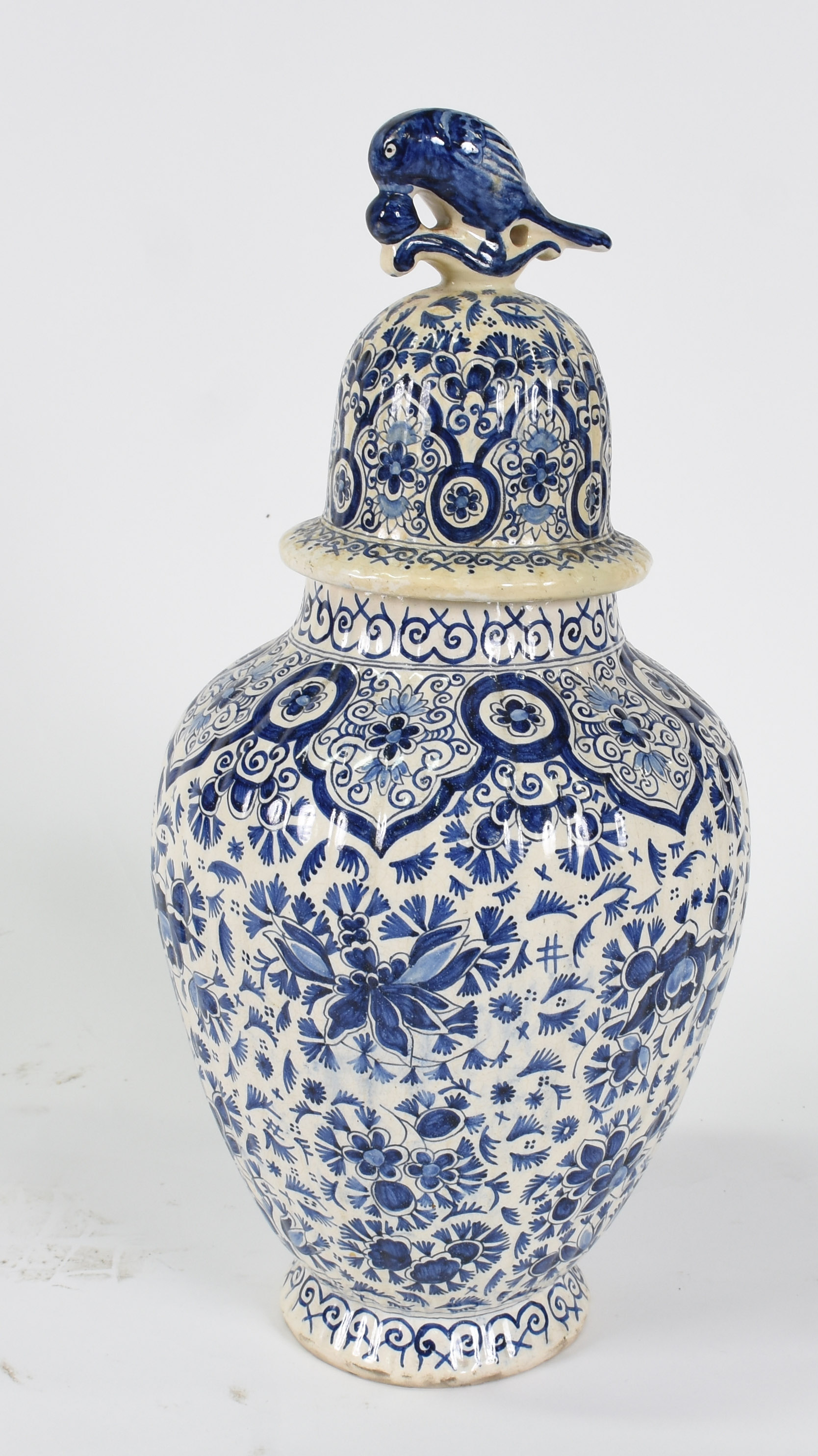 Vaso de ceramica francesa azul e branca, tampa na forma de pássaro. - foto 1 de 2