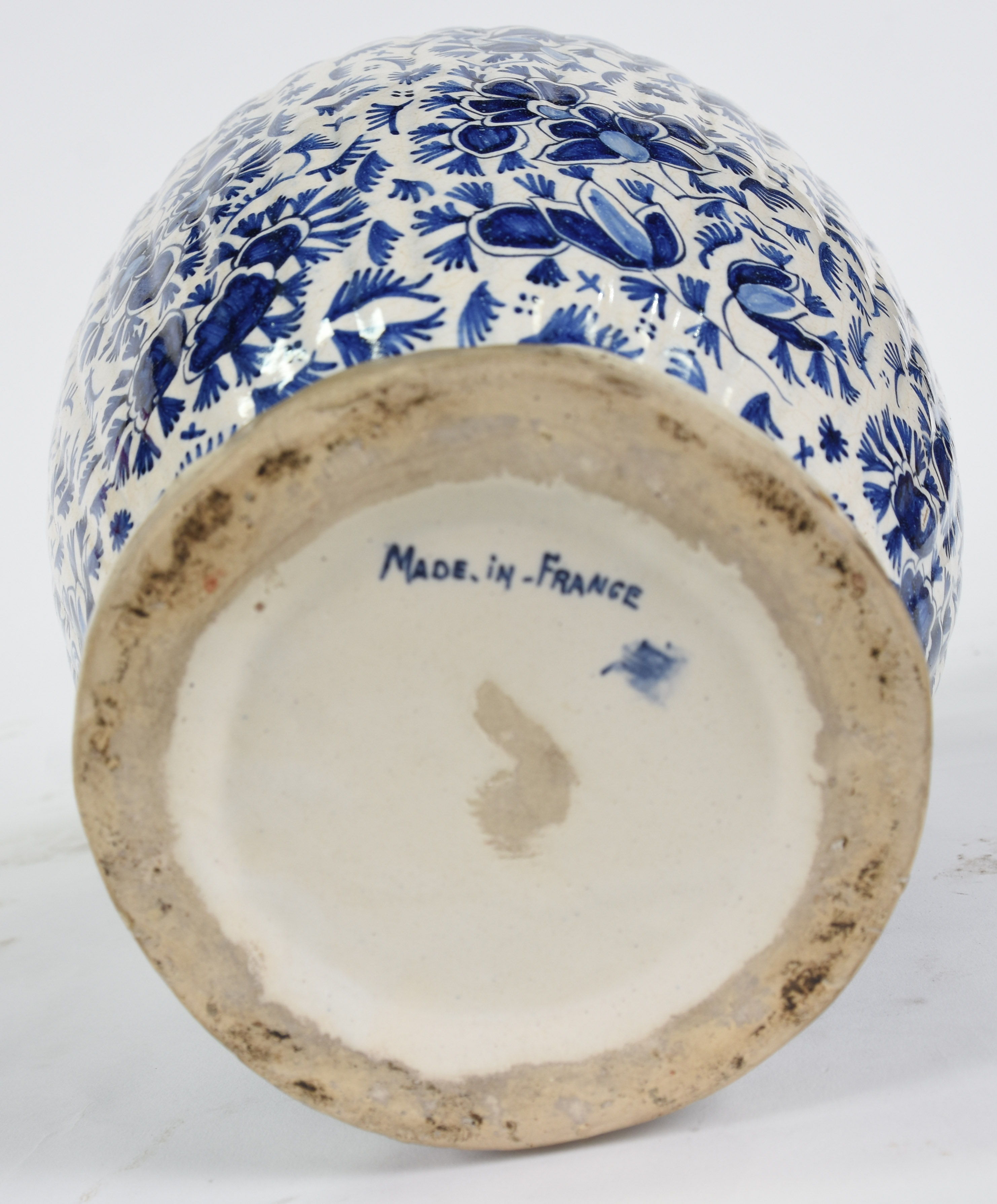 Vaso de ceramica francesa azul e branca, tampa na forma de pássaro. - foto 2 de 2