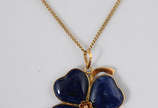Gargantilha em ouro 18 k (peso total 5,6 g - co... - Gargantilha em ouro 18 k (peso total 5,6 g - comprimento 60 cm) com pingente de lápis lázuli em forma de trevo com detalhes em ouro (peso total ...