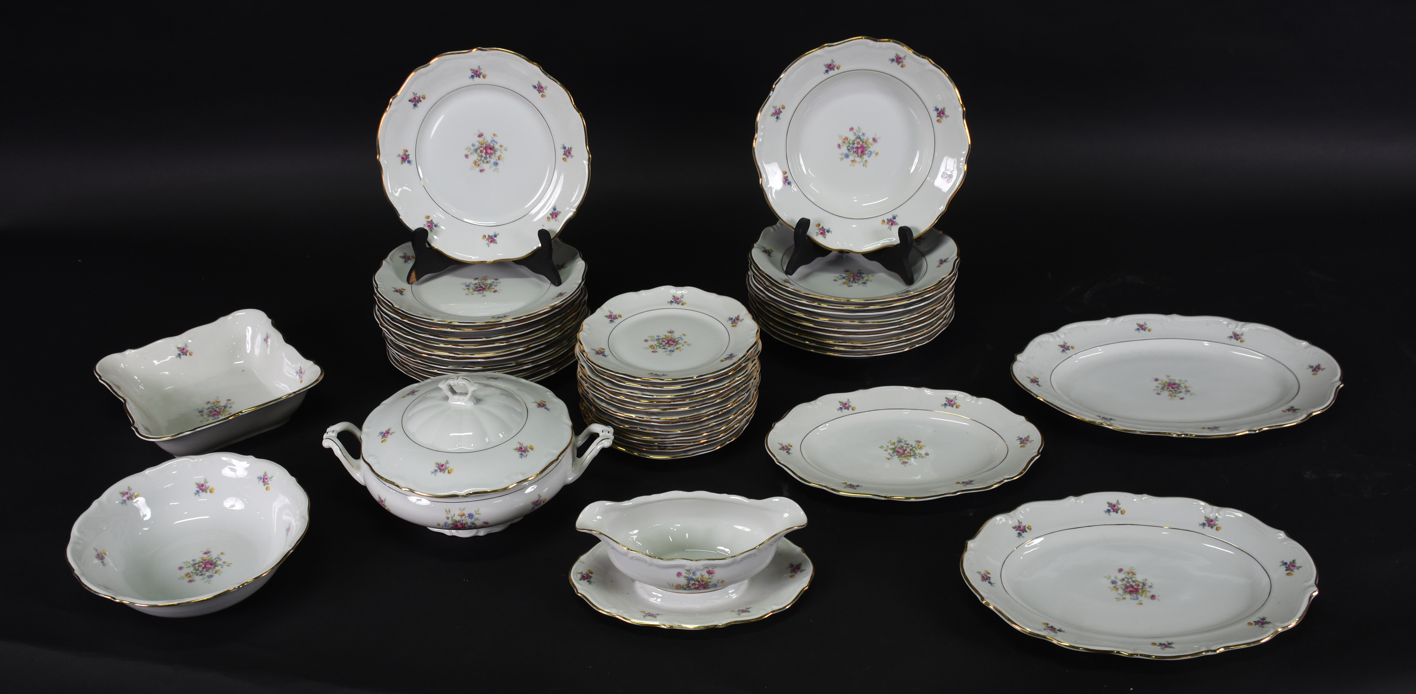 Aparelho de jantar , porcelana Polonesa , composto de 11 pratos... - foto 1 de 3