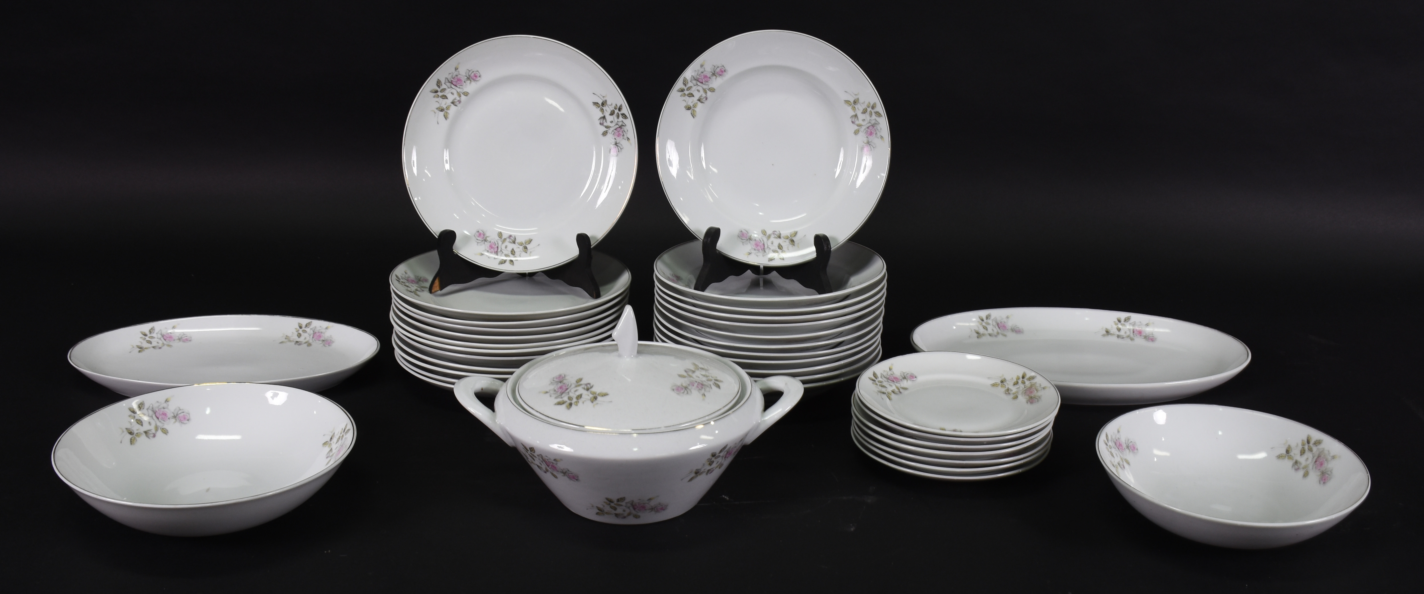 Aparelho de jantar porcelana Steatita , composto de 12 pratos rasos... - foto 1 de 3