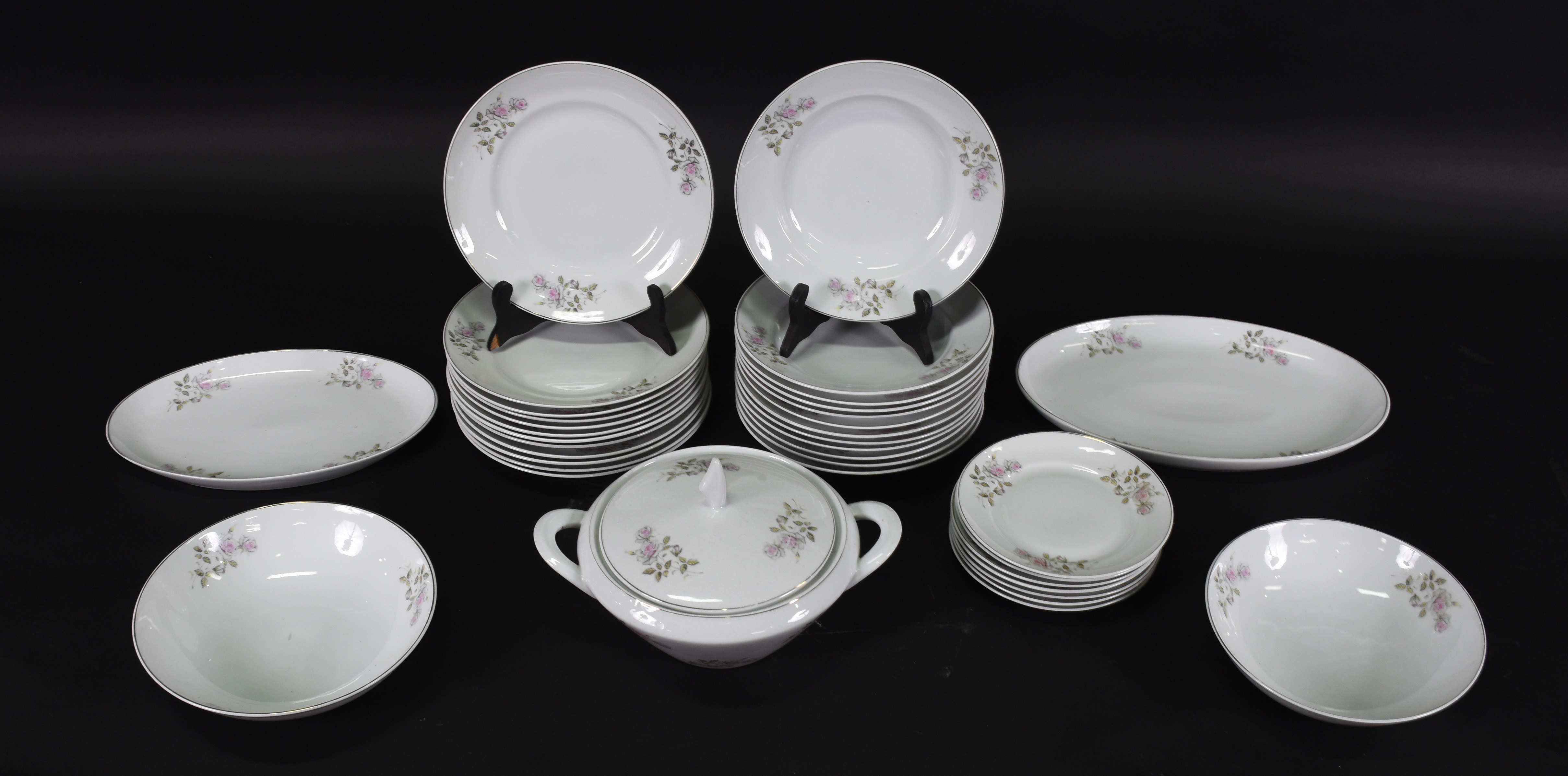 Aparelho de jantar porcelana Steatita , composto de 12 pratos rasos... - foto 2 de 3