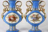 Par de excepcionais vasos de porcelana francesa... - Par de excepcionais vasos de porcelana francesa VIEUX PARIS, fundo azul turquesa, ricamente decorados com cenas românticas de um lado e do outro...