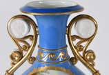 Par de excepcionais vasos de porcelana francesa... - Par de excepcionais vasos de porcelana francesa VIEUX PARIS, fundo azul turquesa, ricamente decorados com cenas românticas de um lado e do outro...