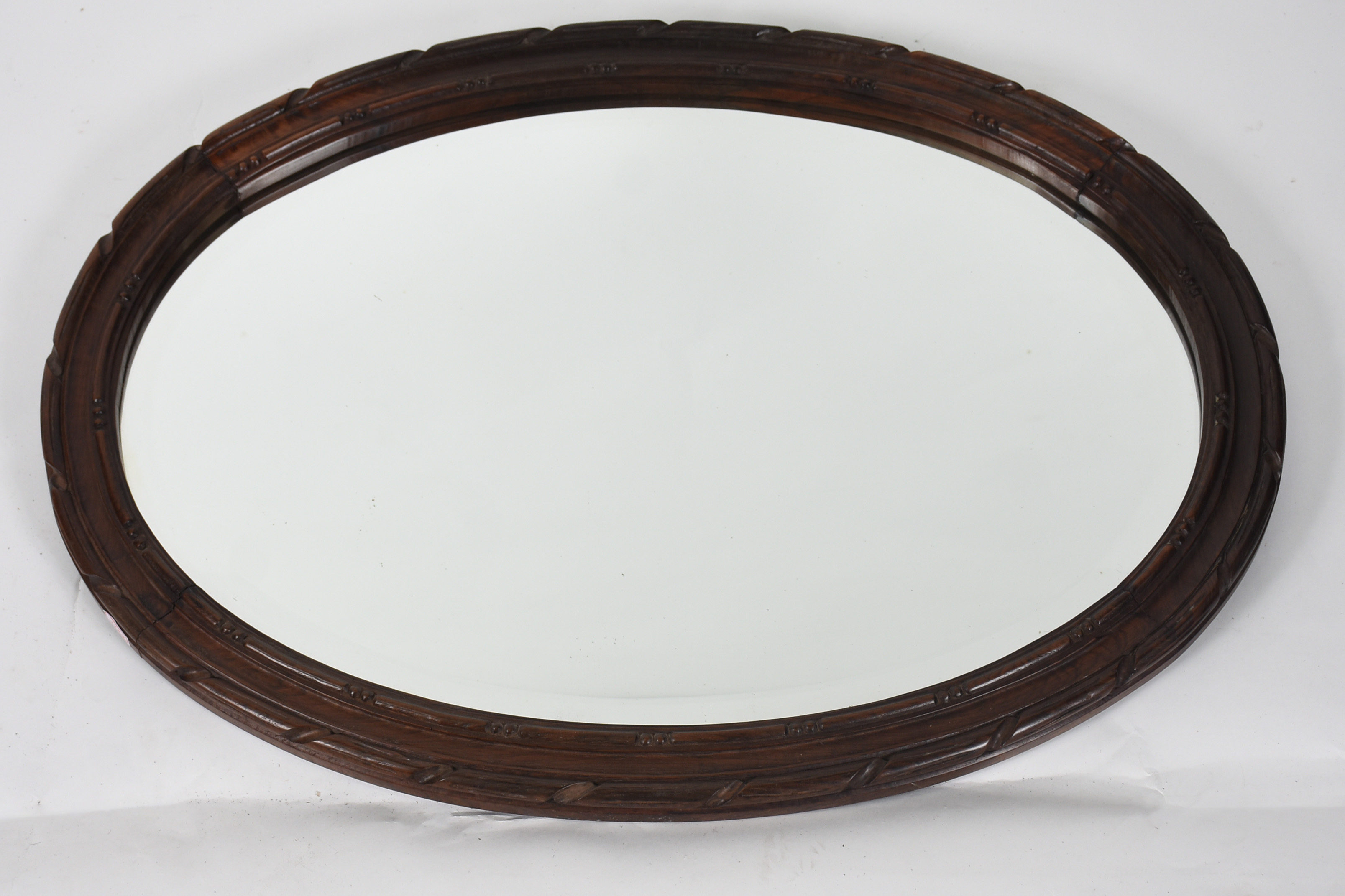 Espelho de cristal bisotado , feitio oval, moldura de madeira com... - foto 1 de 3