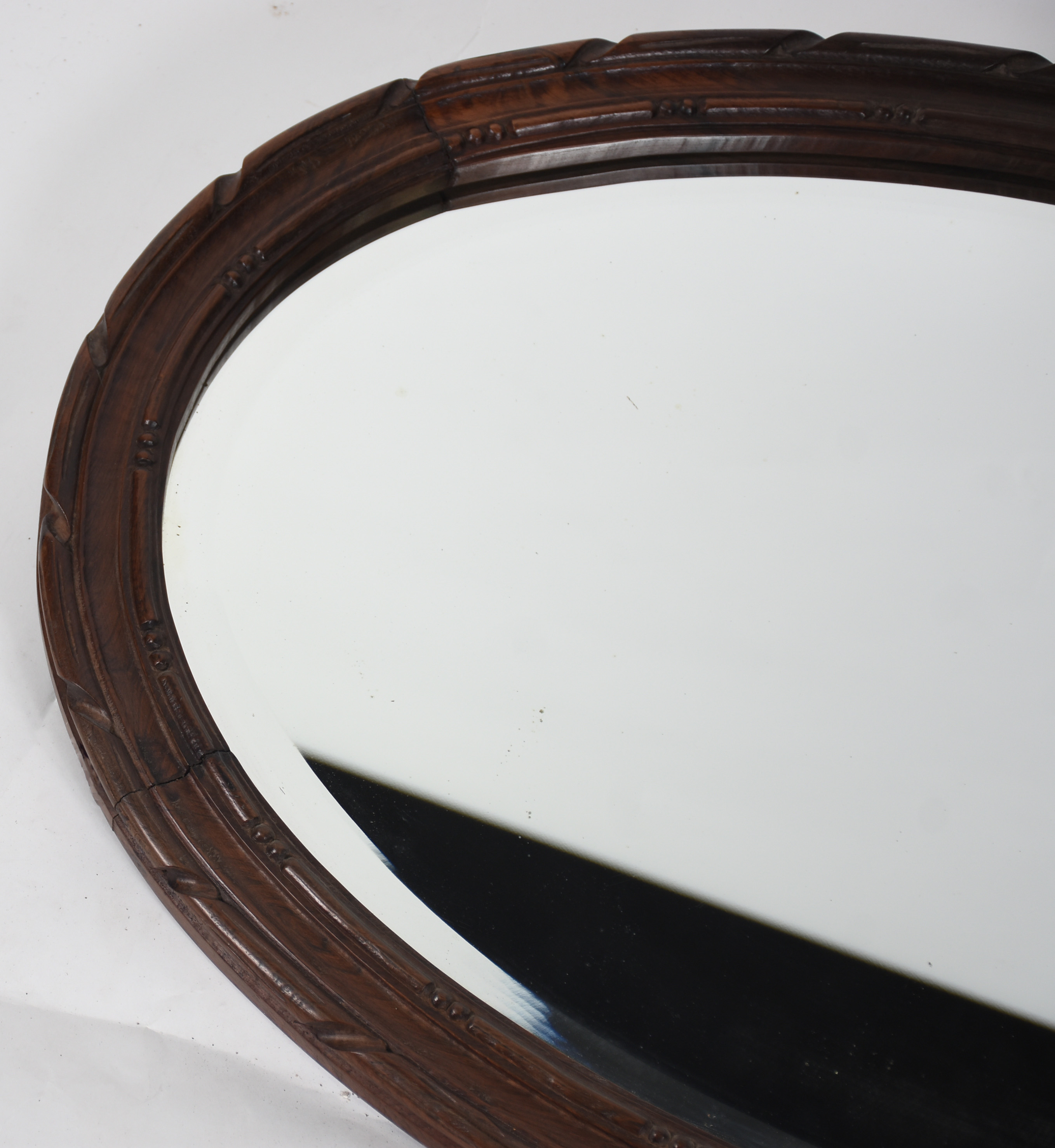 Espelho de cristal bisotado , feitio oval, moldura de madeira com... - foto 2 de 3