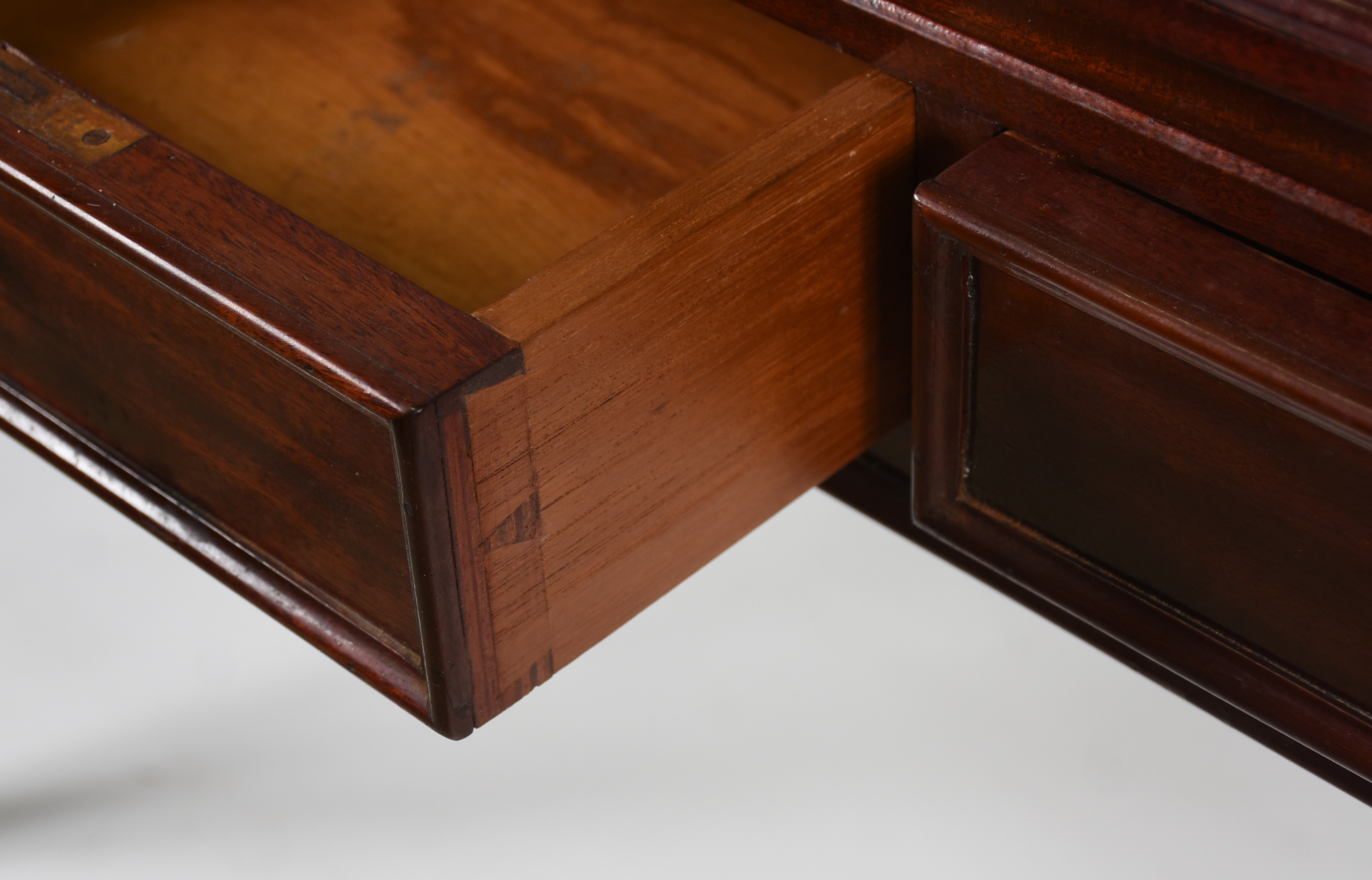 Mesa de escritório de madeira nobre, estilo ingles, tres gavetas... - foto 4 de 7