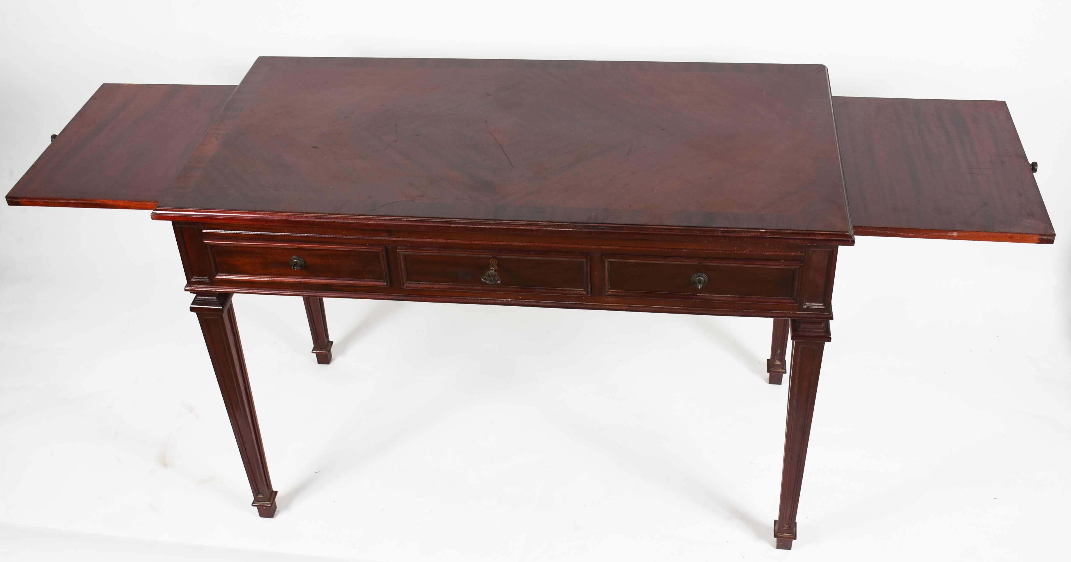 Mesa de escritório de madeira nobre, estilo ingles, tres gavetas... - foto 2 de 7