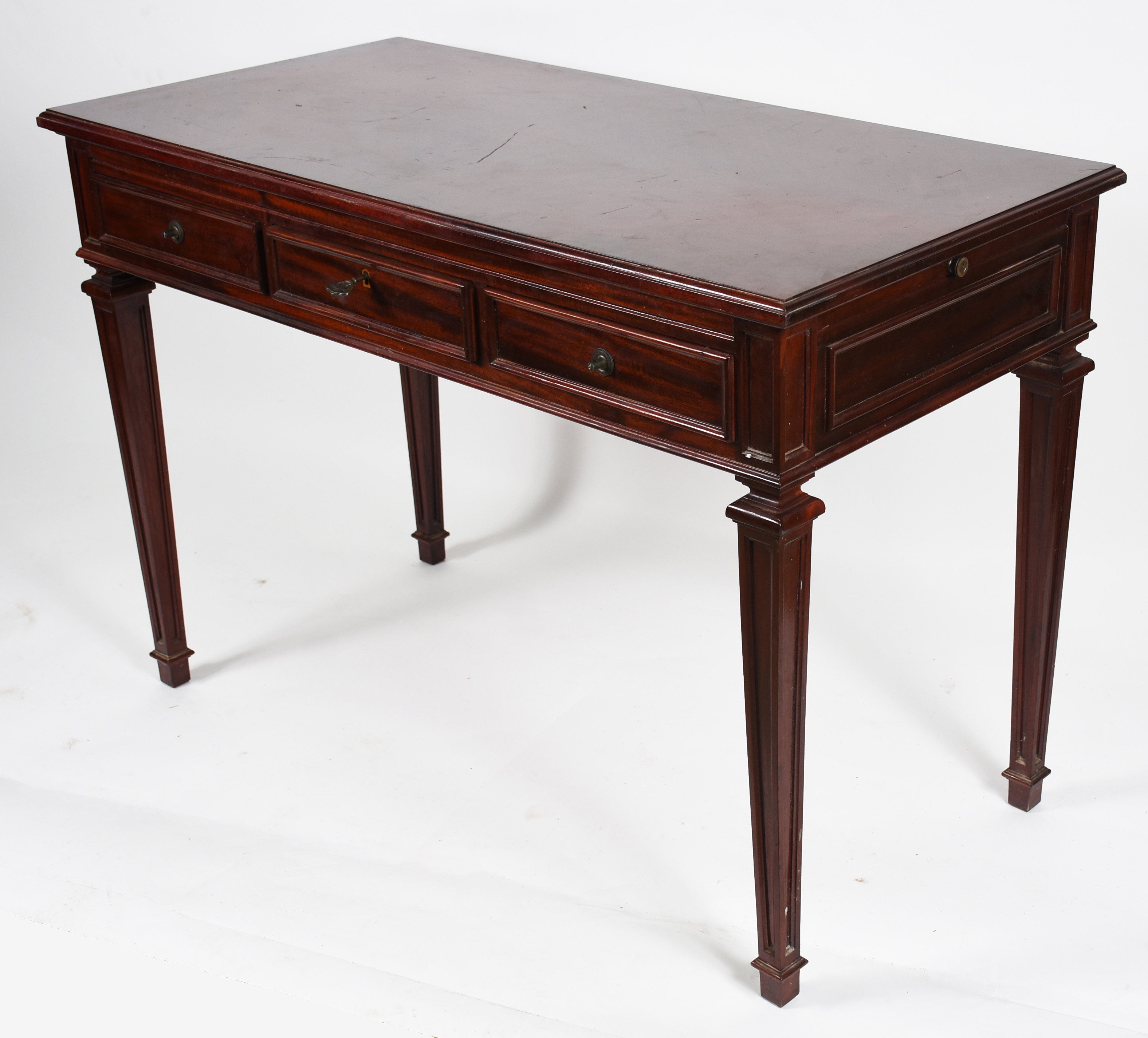 Mesa de escritório de madeira nobre, estilo ingles, tres gavetas... - foto 1 de 7