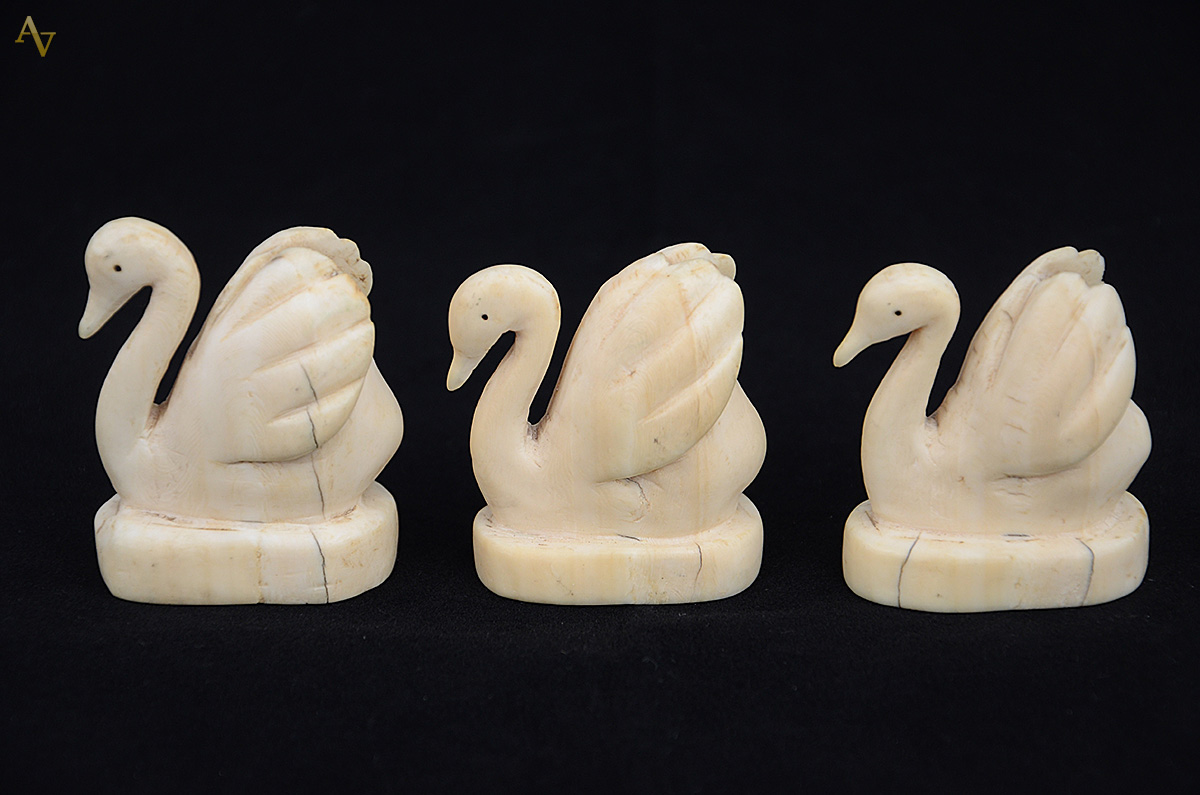 Três cisnes de marfim. Alturas de 6 à 7 cm. - foto 1 de 2
