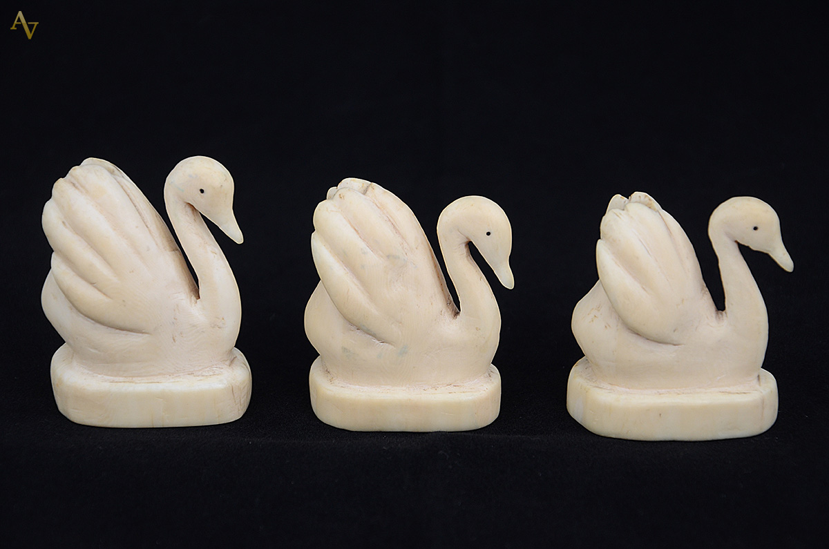 Três cisnes de marfim. Alturas de 6 à 7 cm. - foto 2 de 2