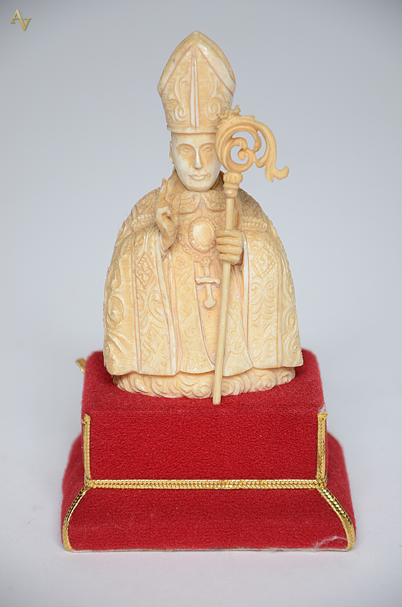 Escultura de marfim representando Papa. Altura total 15 cm. - foto 1 de 2