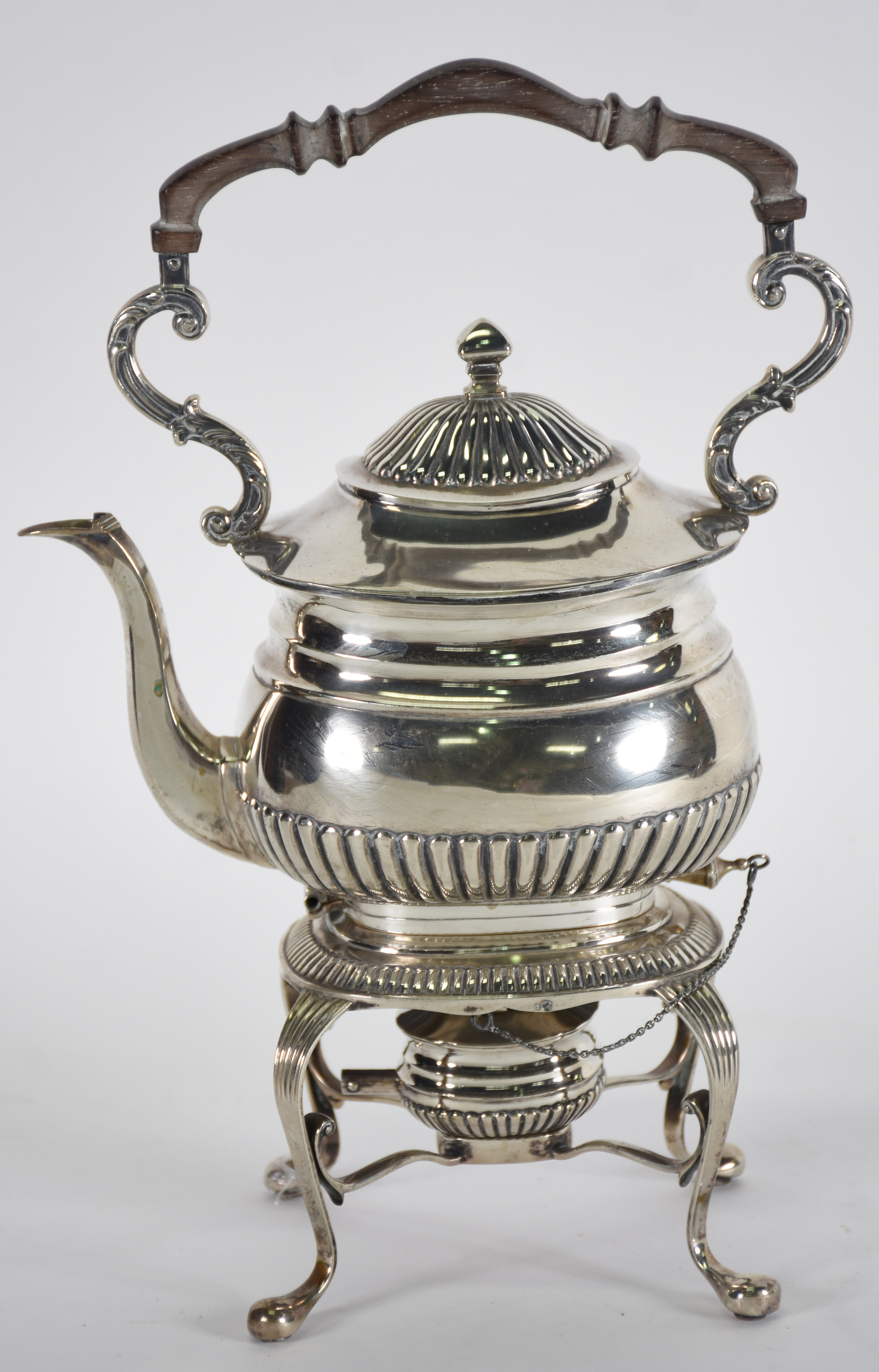 Samovar de prata portuguesa, contraste Águia, detalhe canelado e alça... - foto 1 de 4