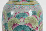 Antigo Vaso de porcelana chinesa policromado ( ... - Antigo Vaso de porcelana chinesa policromado ( borda quebrada e colada ). Possivelmente Cia.das Indias.