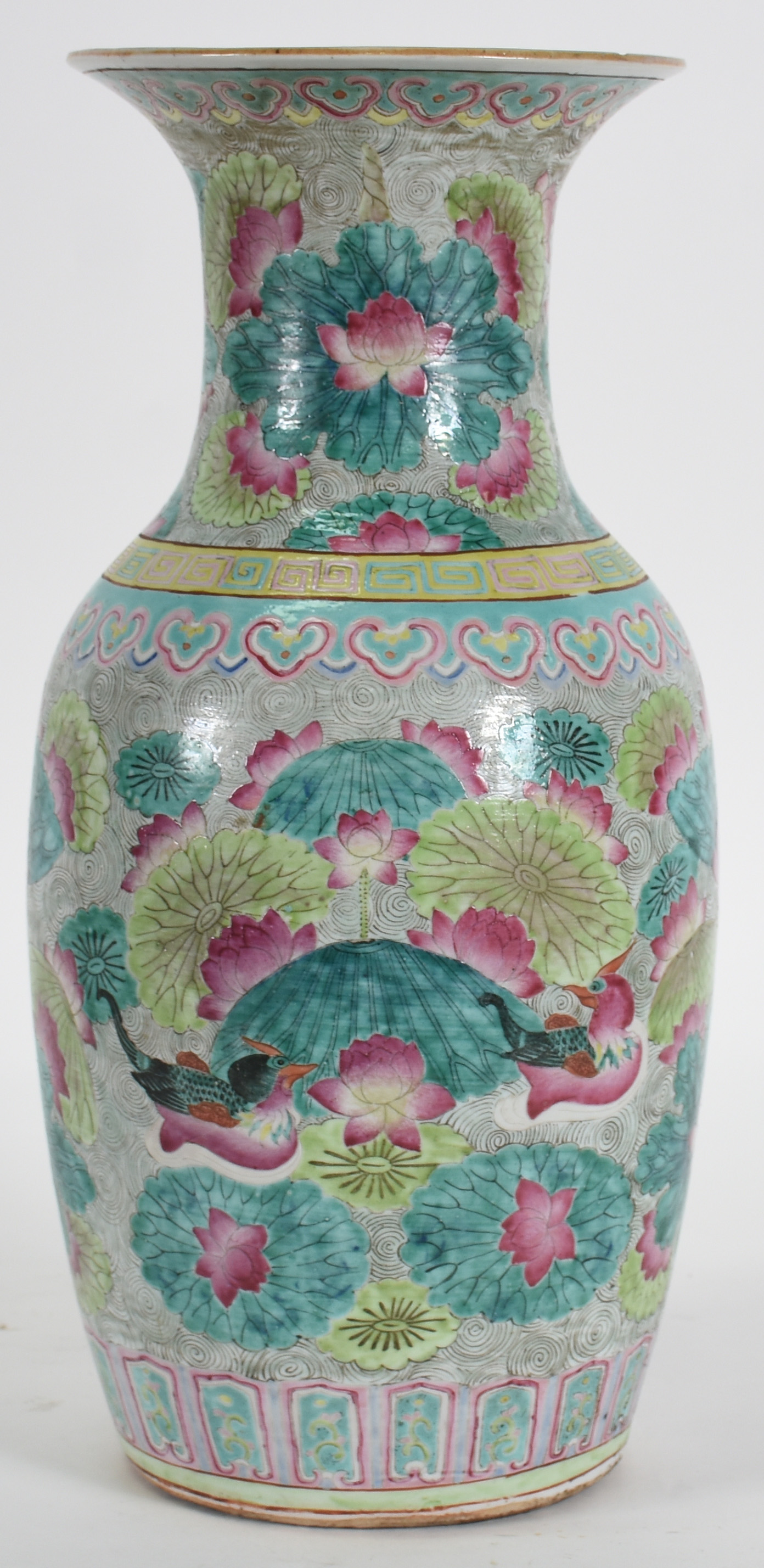 Antigo Vaso de porcelana chinesa policromado ( borda quebrada e... - foto 1 de 5