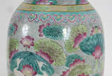 Antigo Vaso de porcelana chinesa policromado ( ... - Antigo Vaso de porcelana chinesa policromado ( borda quebrada e colada ). Possivelmente Cia.das Indias.