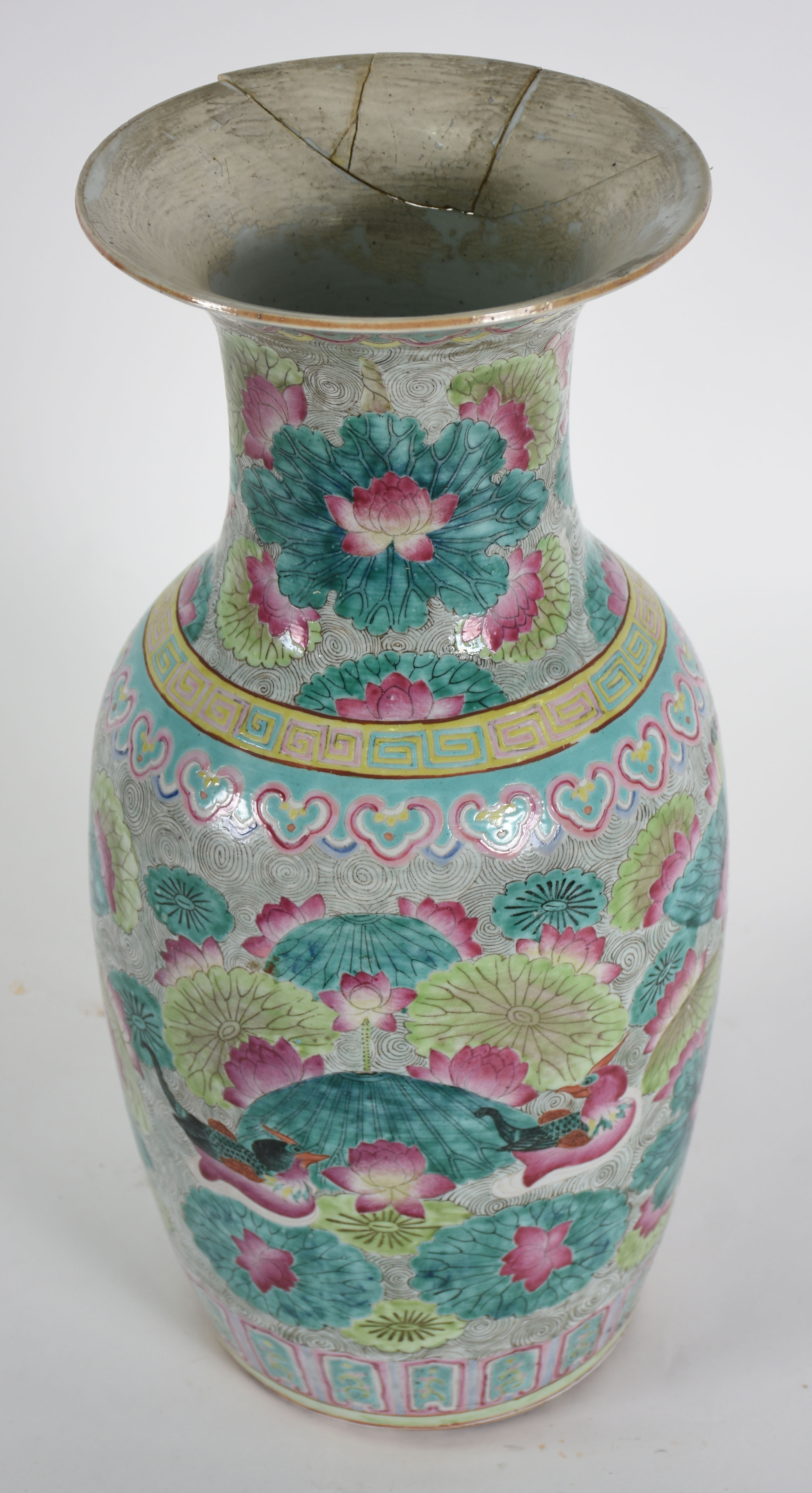 Antigo Vaso de porcelana chinesa policromado ( borda quebrada e... - foto 3 de 5