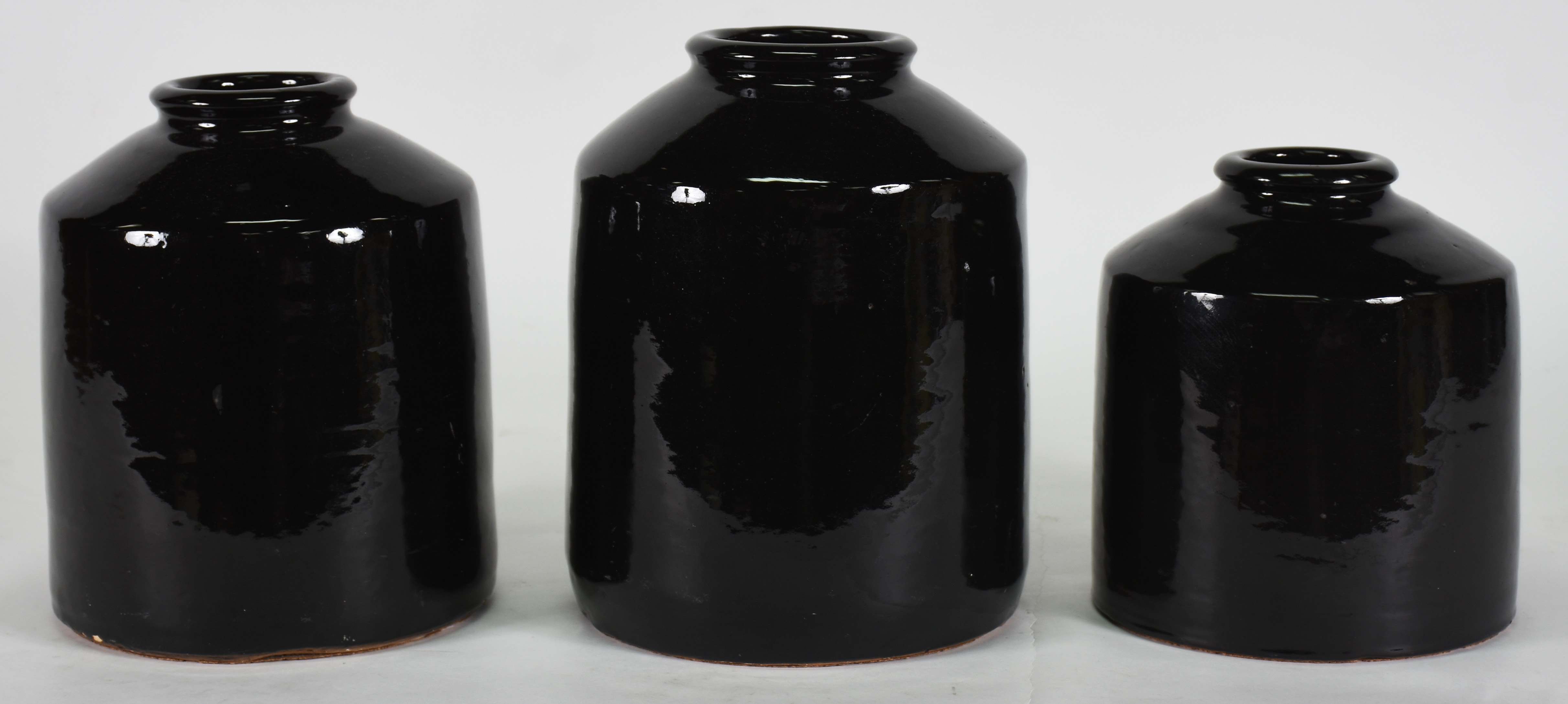 Três vasos de cerâmica pintadas de preto , assinados ( 1 bicado) - foto 1 de 4