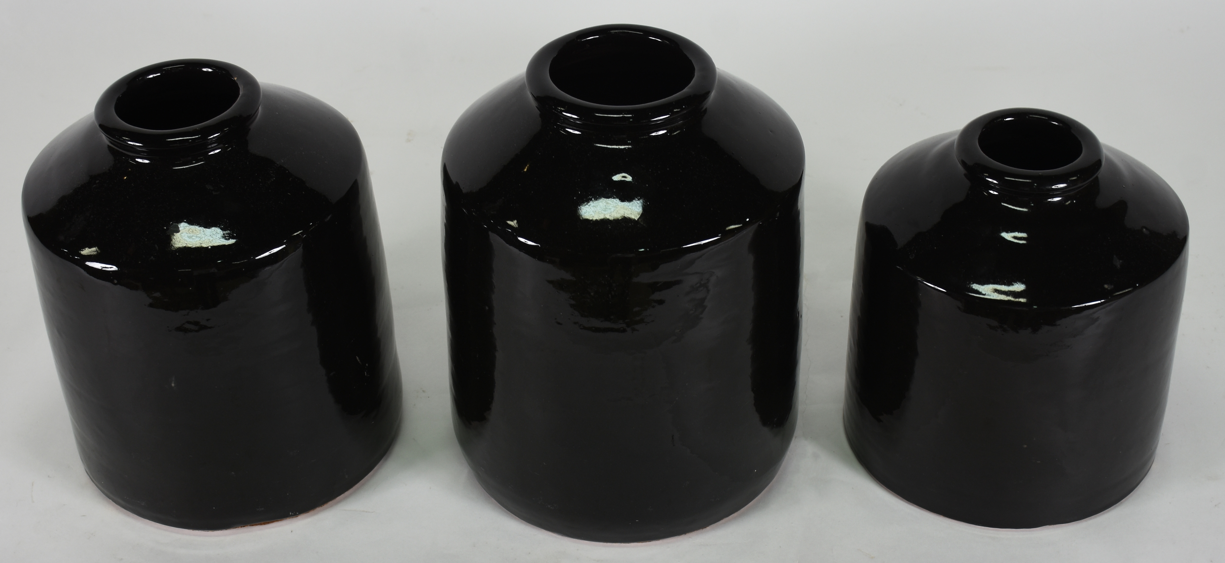 Três vasos de cerâmica pintadas de preto , assinados ( 1 bicado) - foto 2 de 4