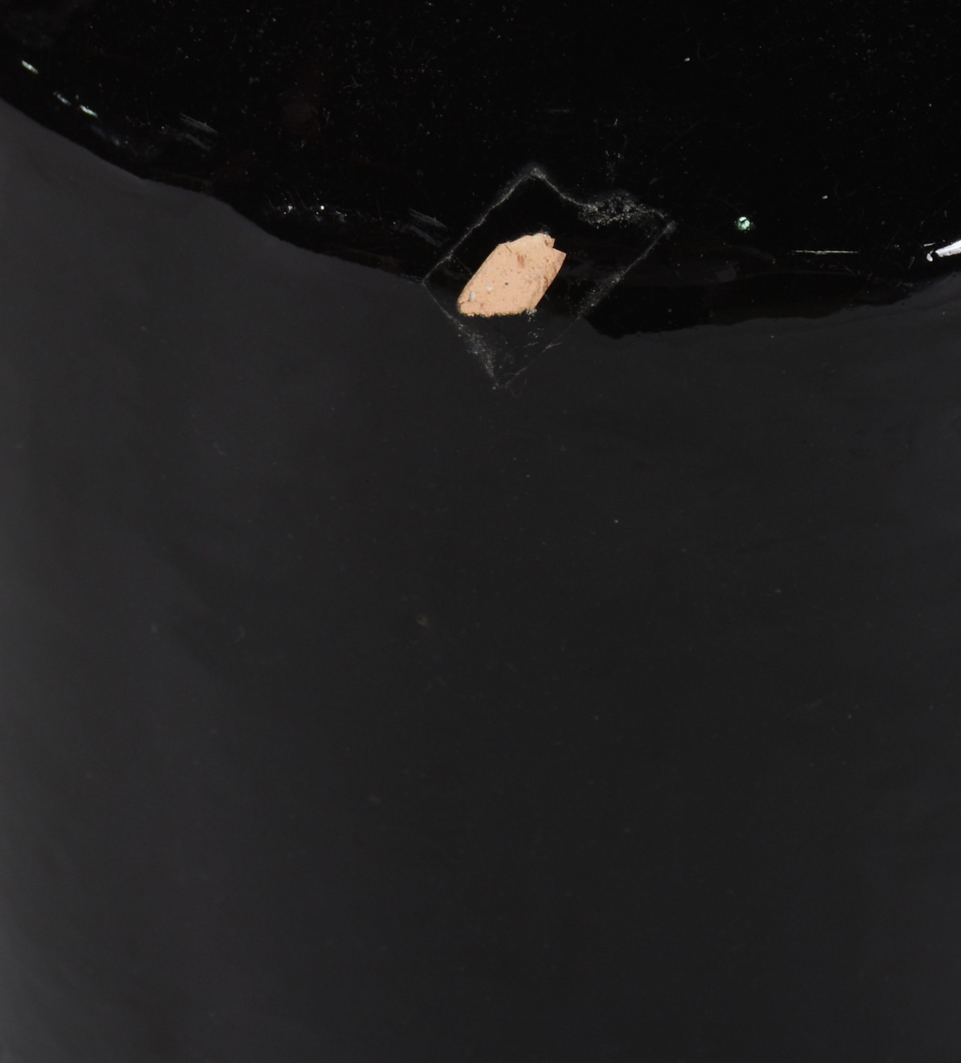 Três vasos de cerâmica pintadas de preto , assinados ( 1 bicado) - foto 3 de 4
