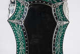Espelho estilo veneziano com detalhes na cor ve... - Espelho estilo veneziano com detalhes na cor verde, medidas  0,71 x 1,22 m.