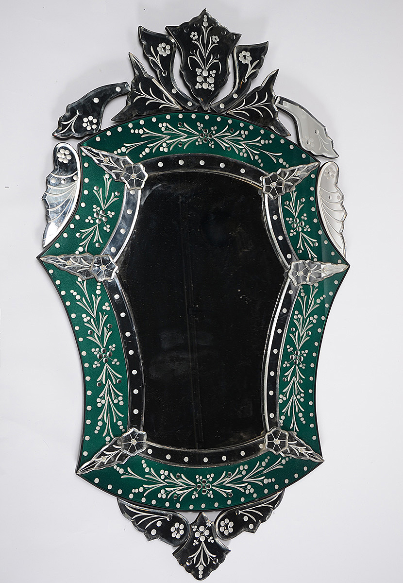 Espelho estilo veneziano com detalhes na cor verde, medidas 0,71 x...