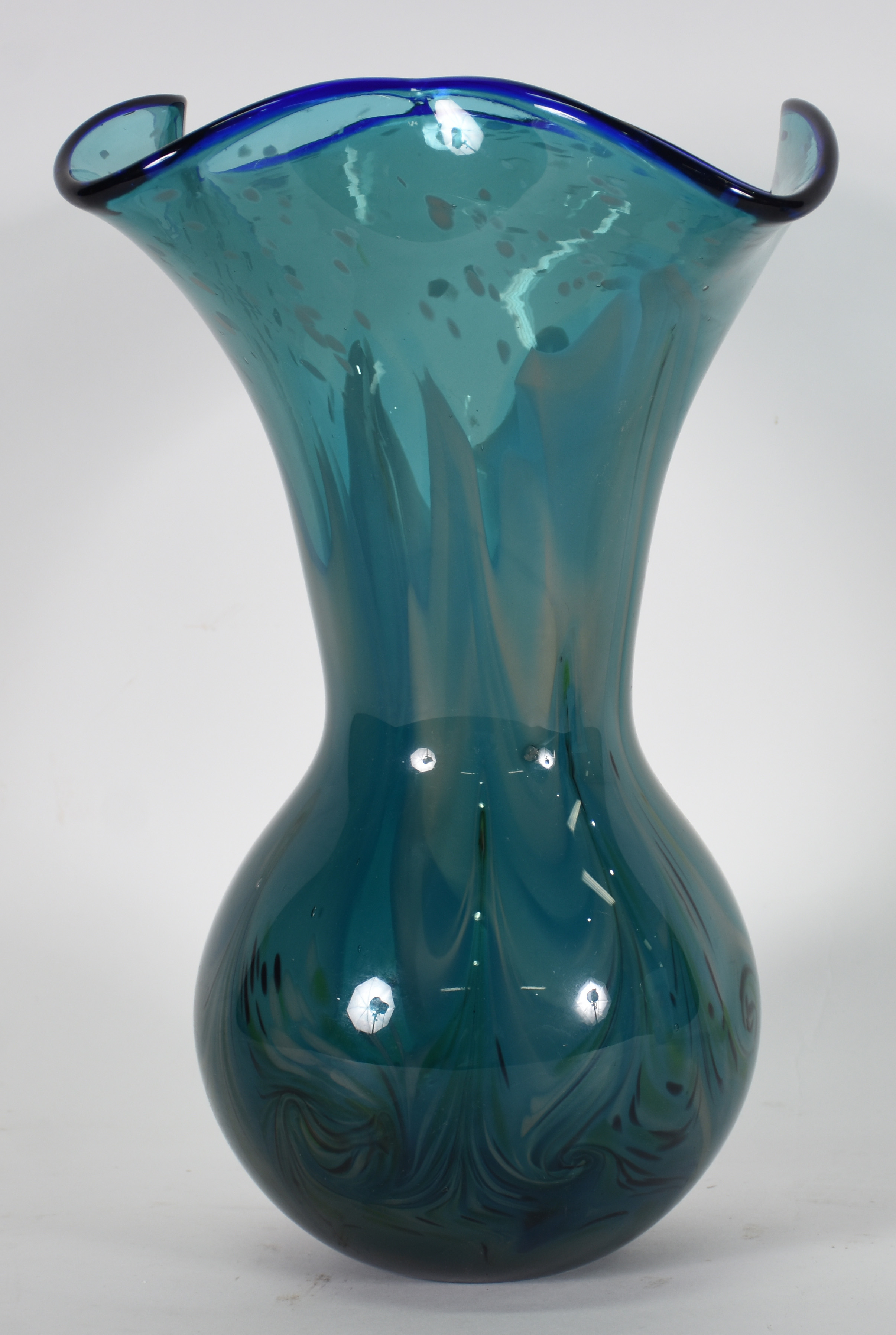 Vaso decorativo de vidro azul transparente , borda em "babado" azul... - foto 1 de 3