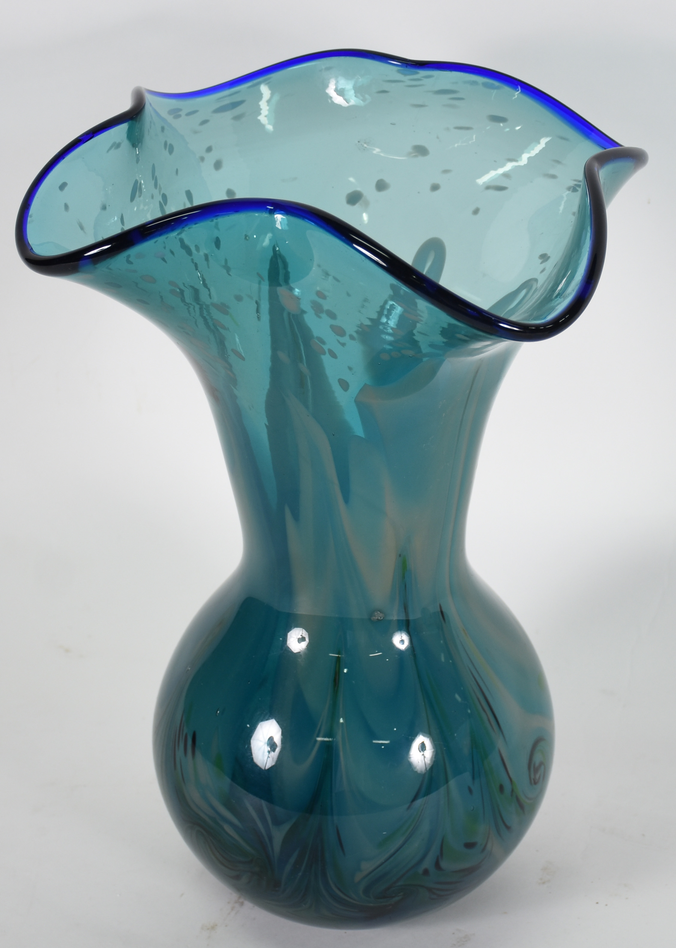 Vaso decorativo de vidro azul transparente , borda em "babado" azul... - foto 2 de 3