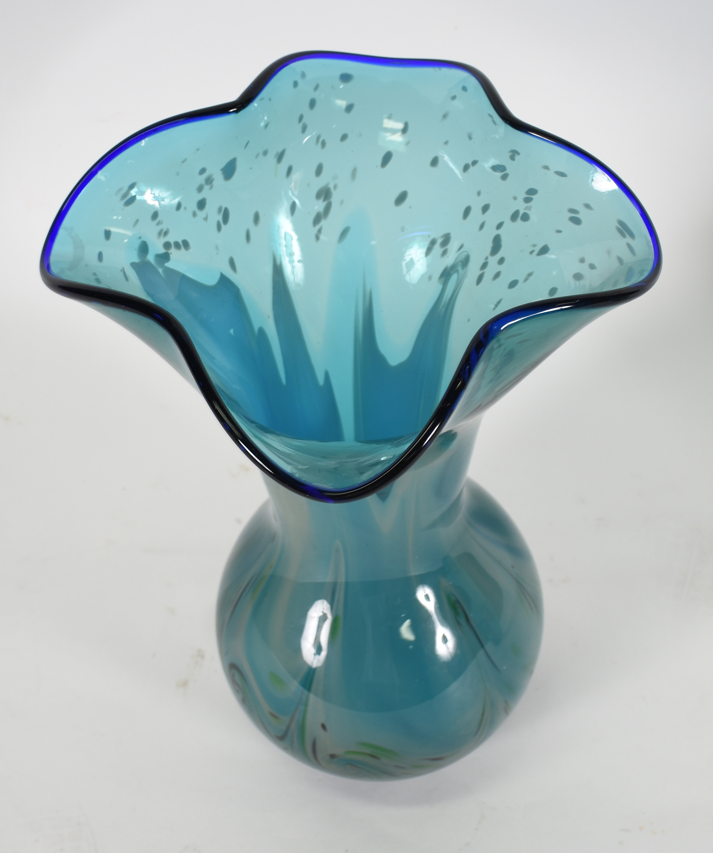 Vaso decorativo de vidro azul transparente , borda em "babado" azul... - foto 3 de 3