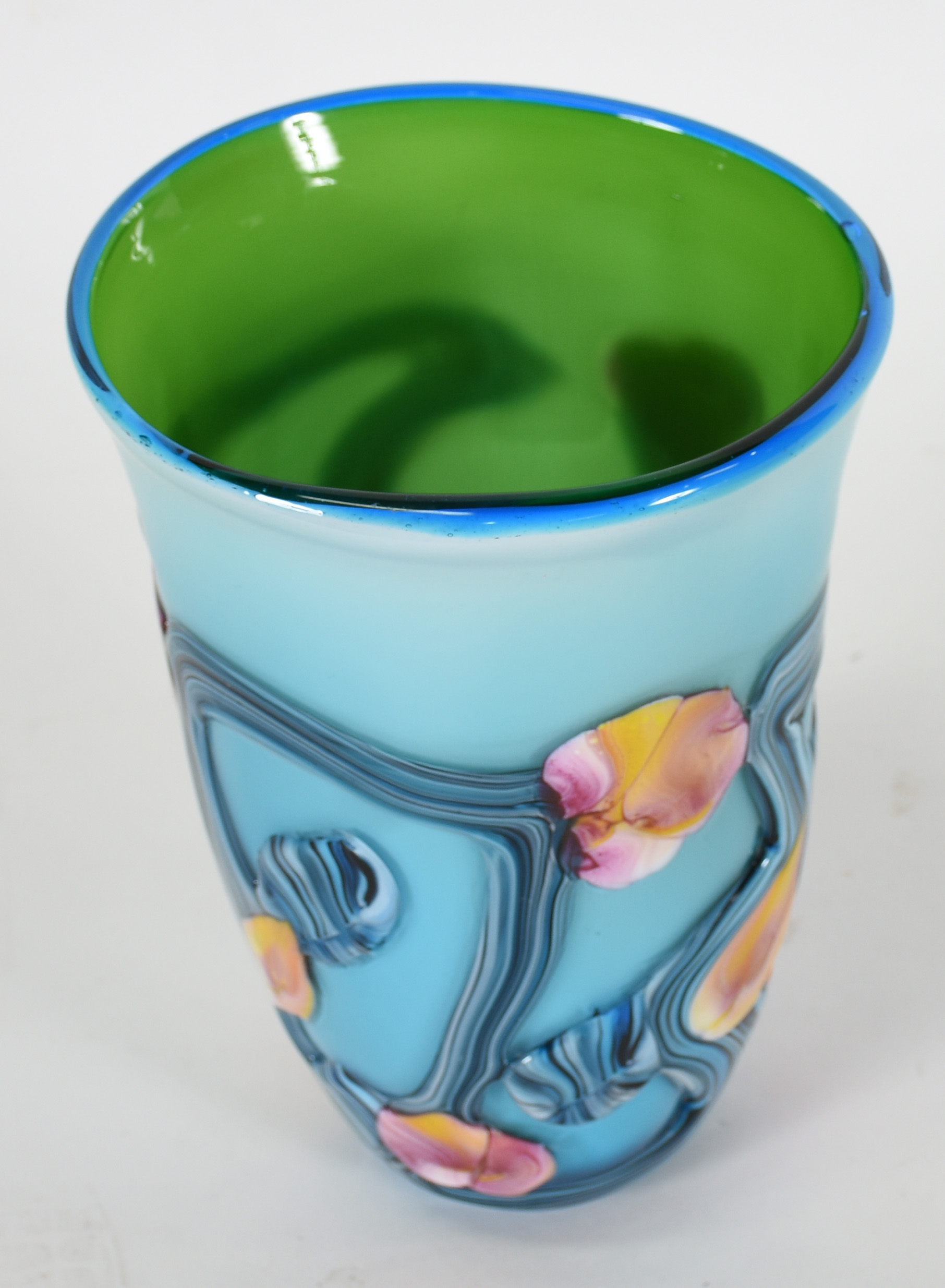 Vaso decortivo em vidro leitoso azul com flores em policromia... - foto 1 de 4