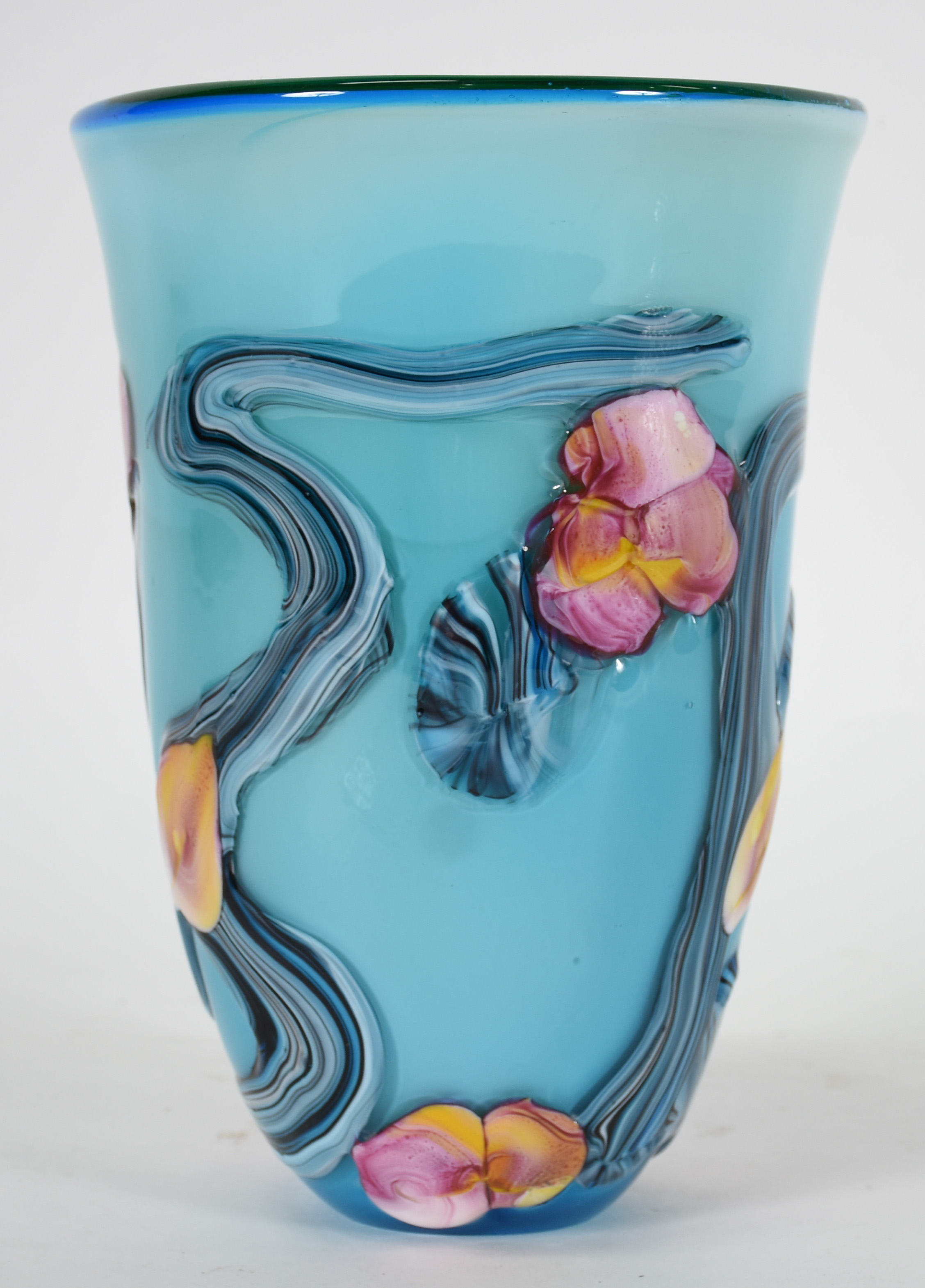 Vaso decortivo em vidro leitoso azul com flores em policromia... - foto 2 de 4