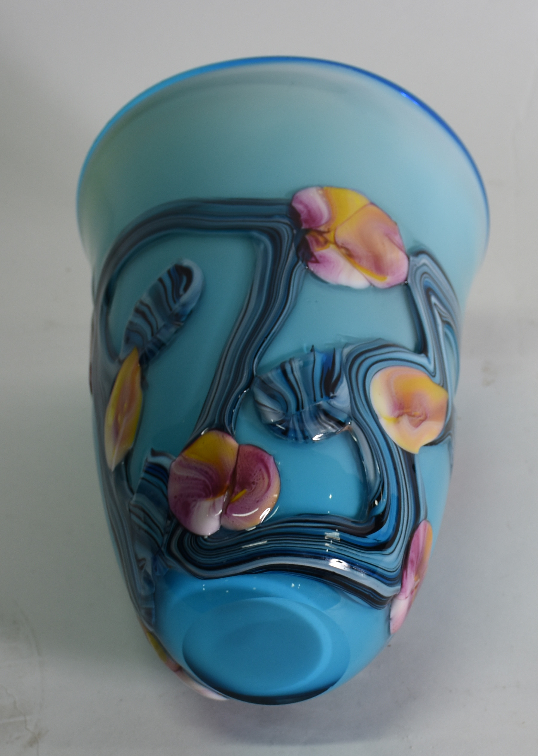 Vaso decortivo em vidro leitoso azul com flores em policromia... - foto 3 de 4