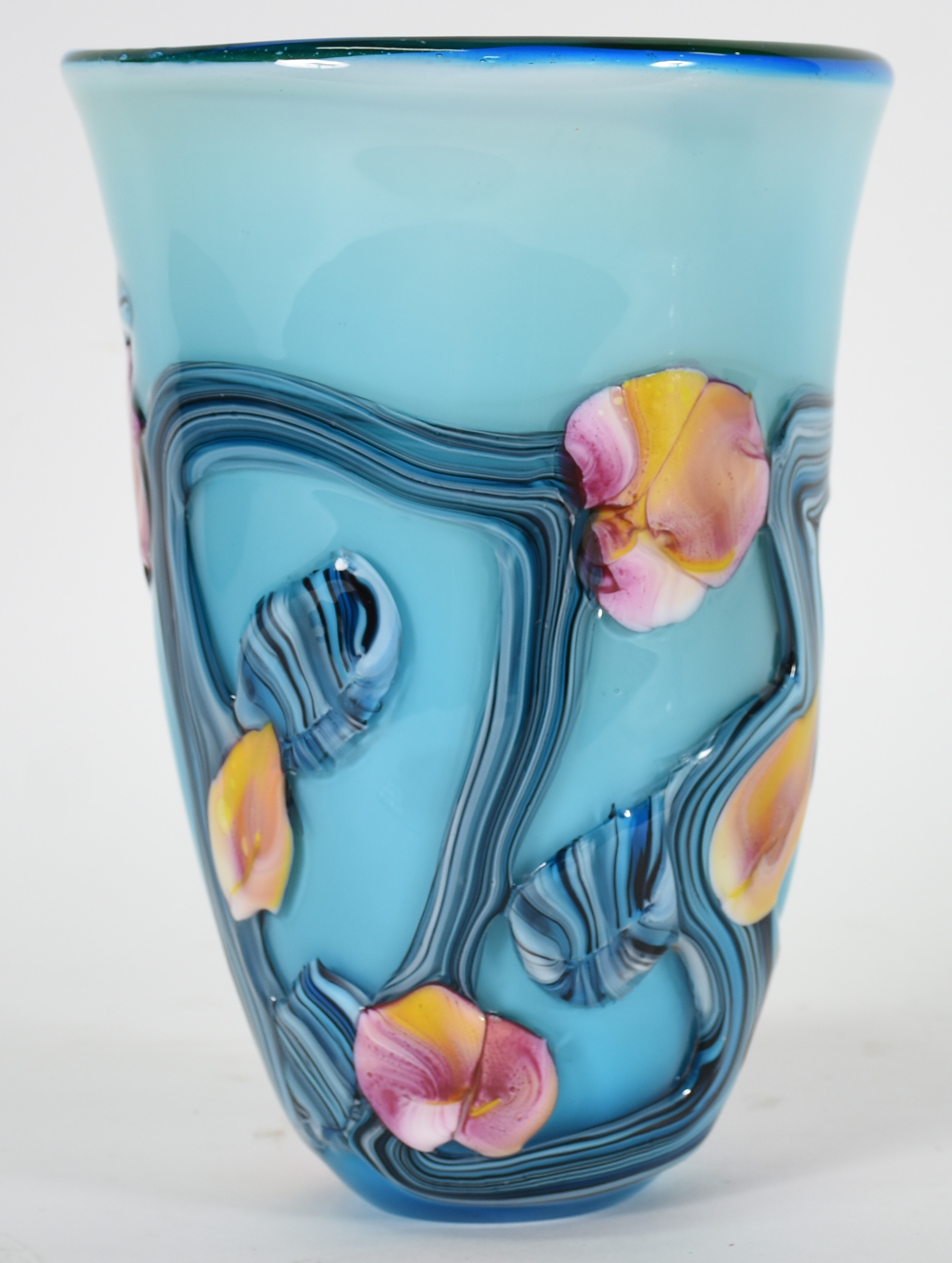 Vaso decortivo em vidro leitoso azul com flores em policromia... - foto 4 de 4