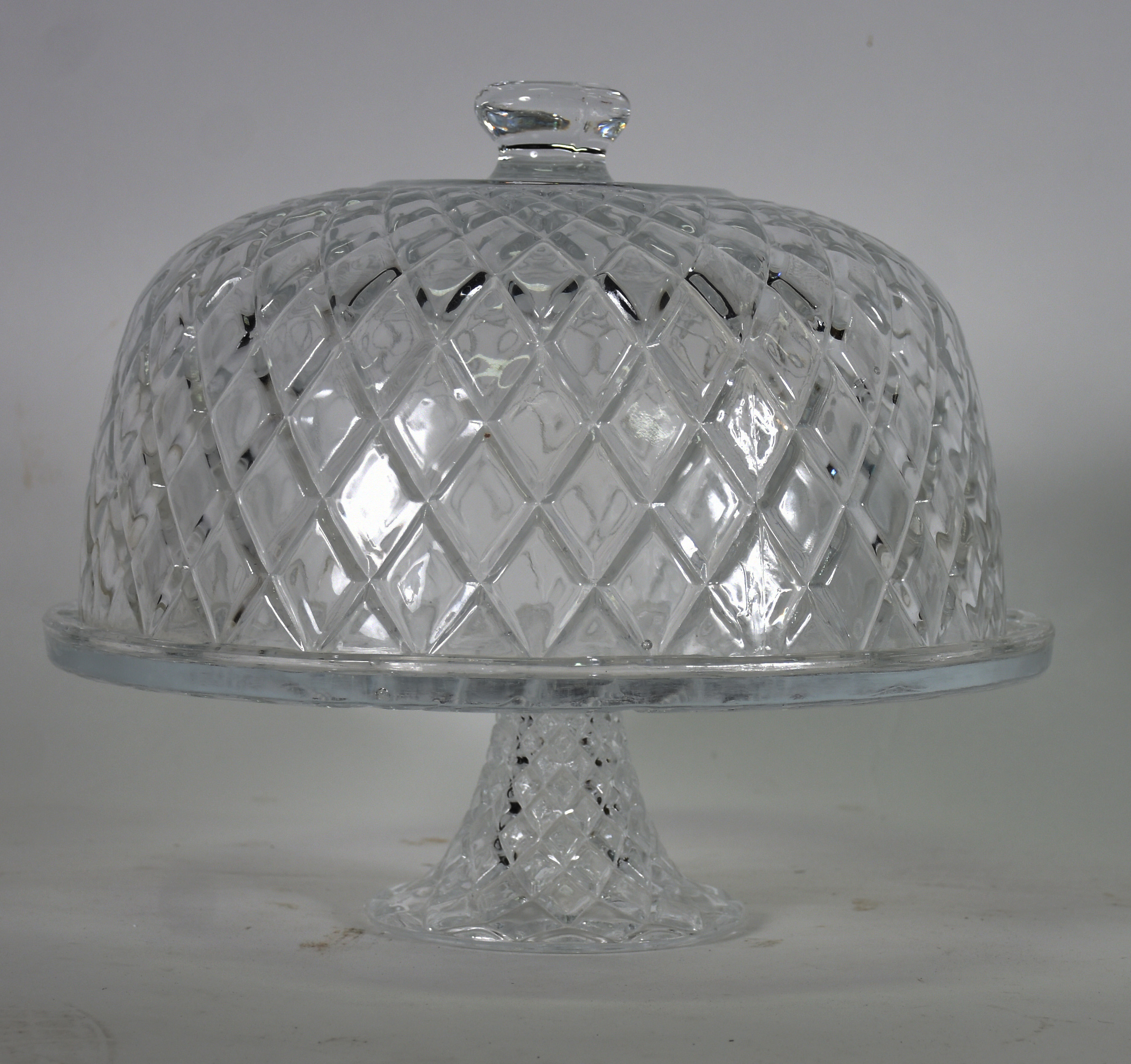 Boleira de cristal lapidado em frisos, sendo prato de pé alto e...