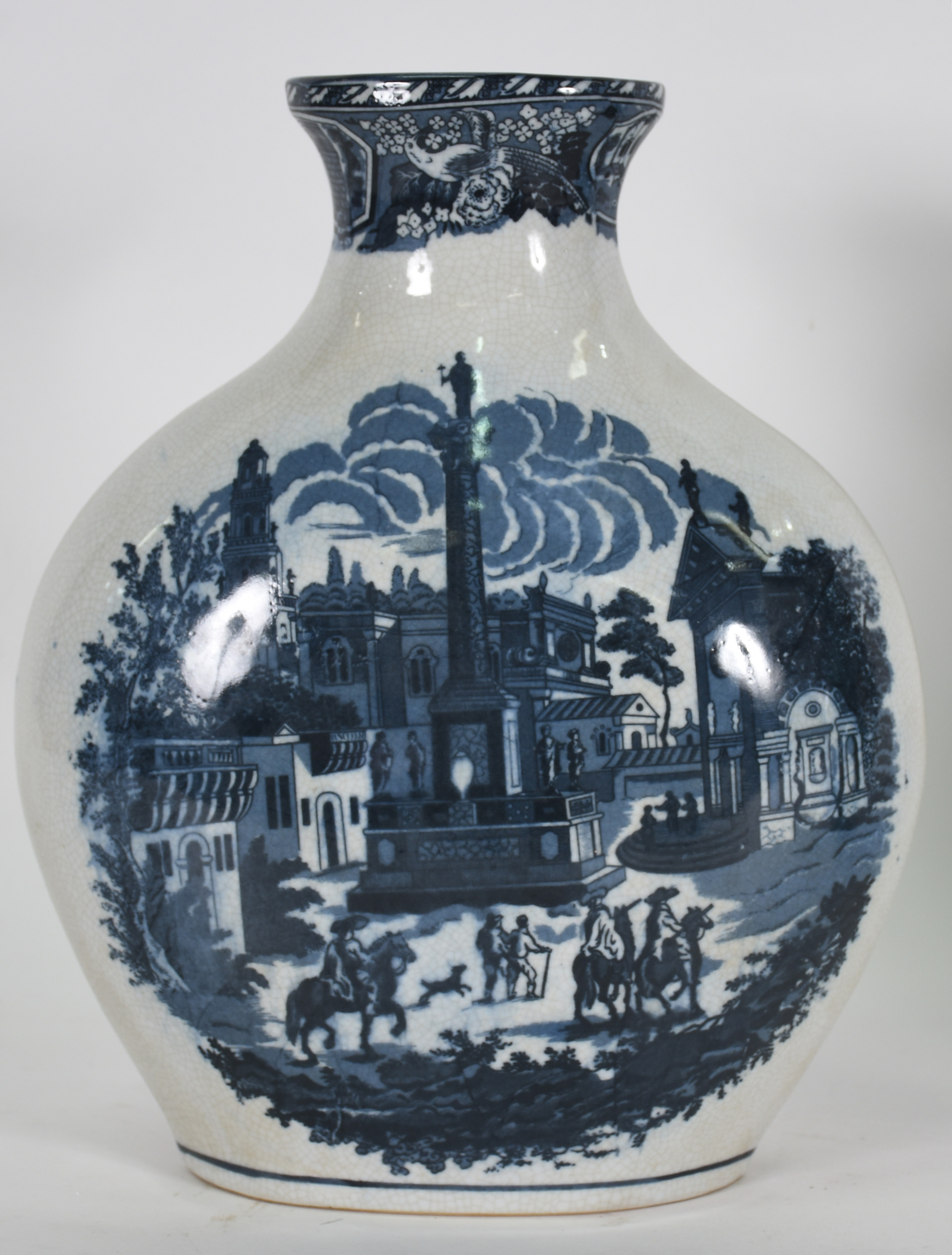 Jarro oriental de porcelana azul e branco decorada com cenas de... - foto 1 de 3