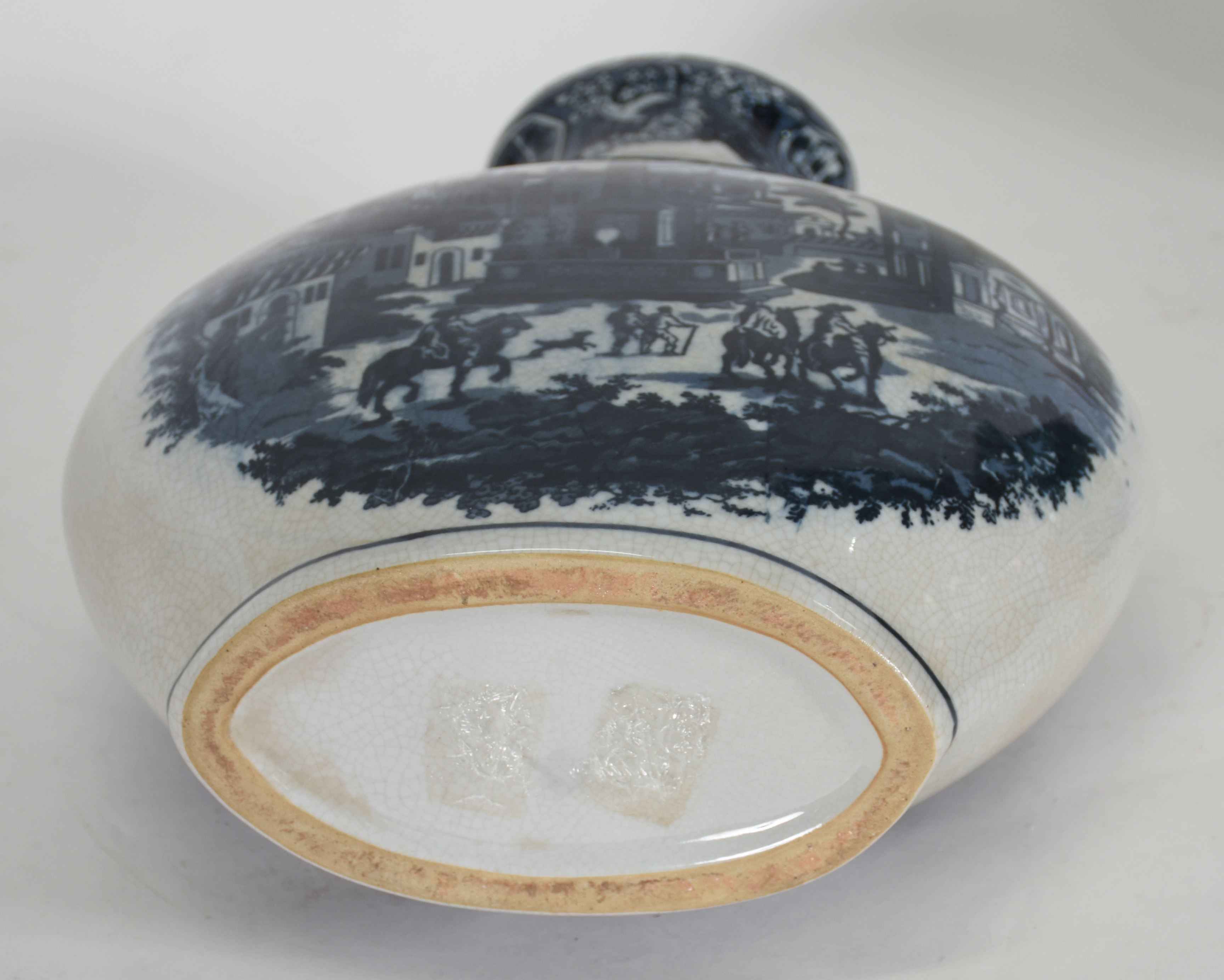Jarro oriental de porcelana azul e branco decorada com cenas de... - foto 3 de 3