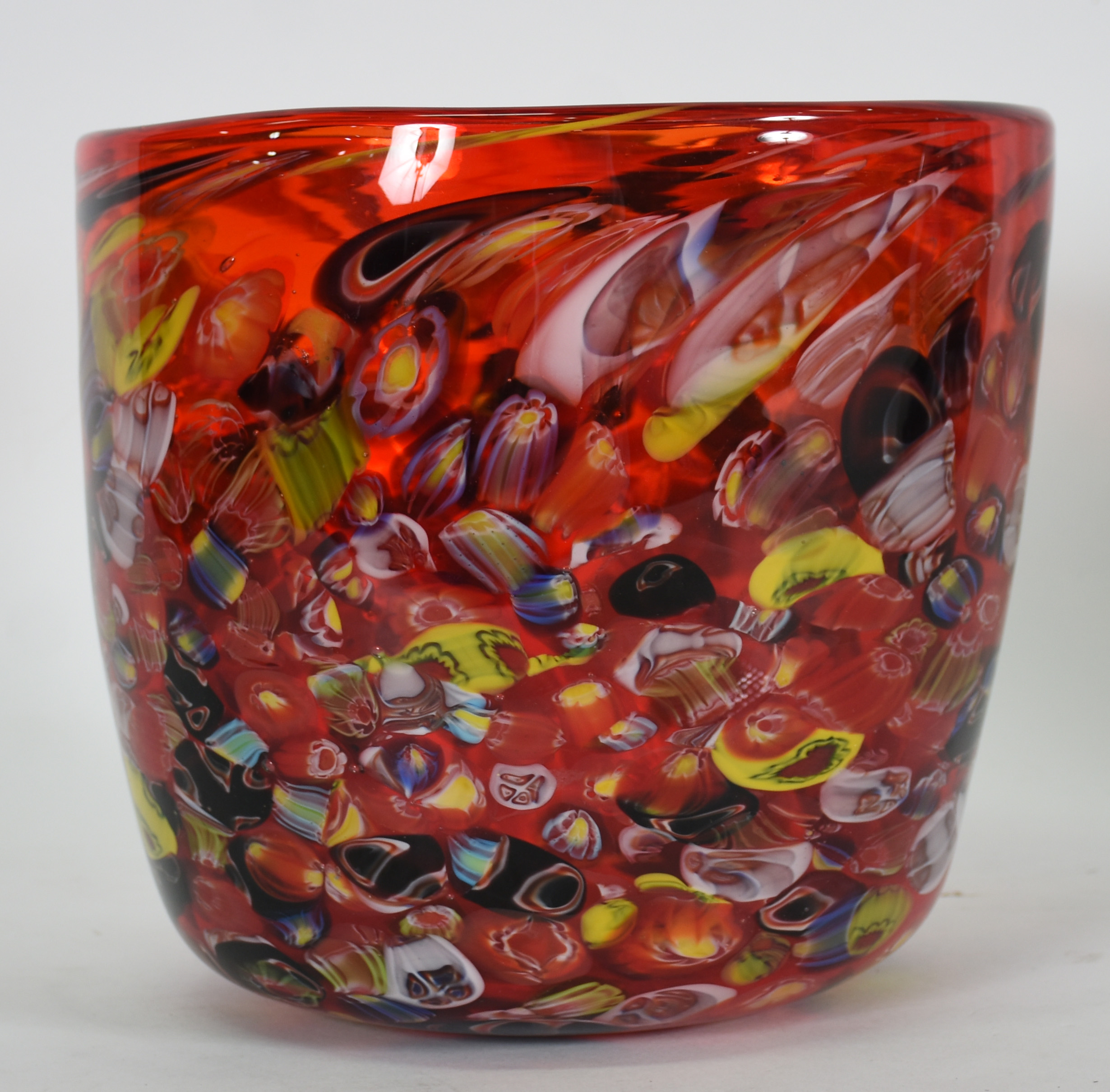 Cachepot de Murano vermelho com mesclas coloridas. - foto 1 de 3