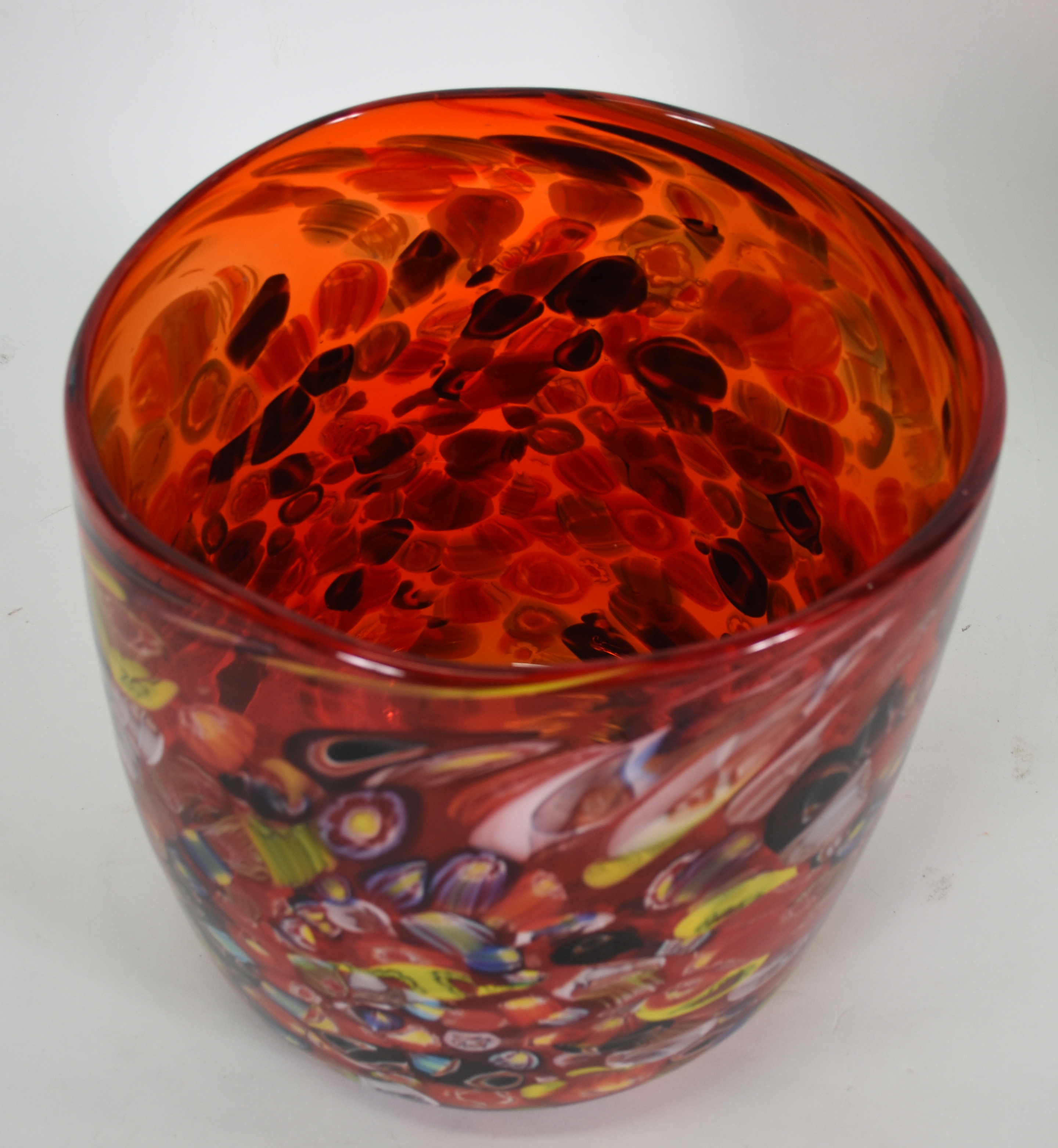 Cachepot de Murano vermelho com mesclas coloridas. - foto 2 de 3