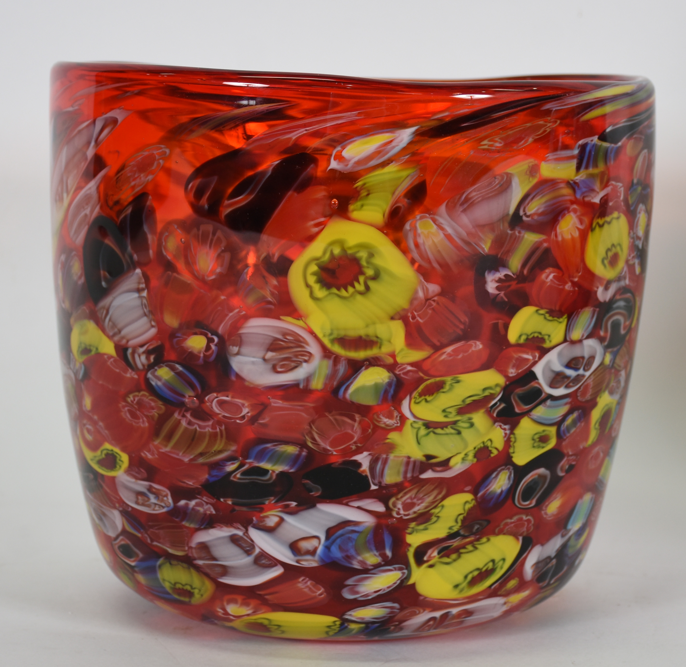 Cachepot de Murano vermelho com mesclas coloridas. - foto 3 de 3