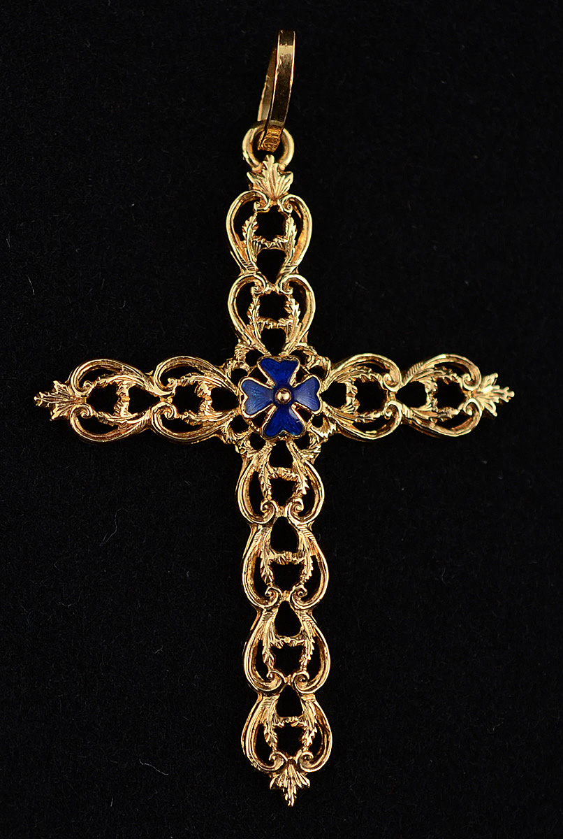 Pendente em forma de cruz 18 k com lápis lázuli ao centro. Peso total...