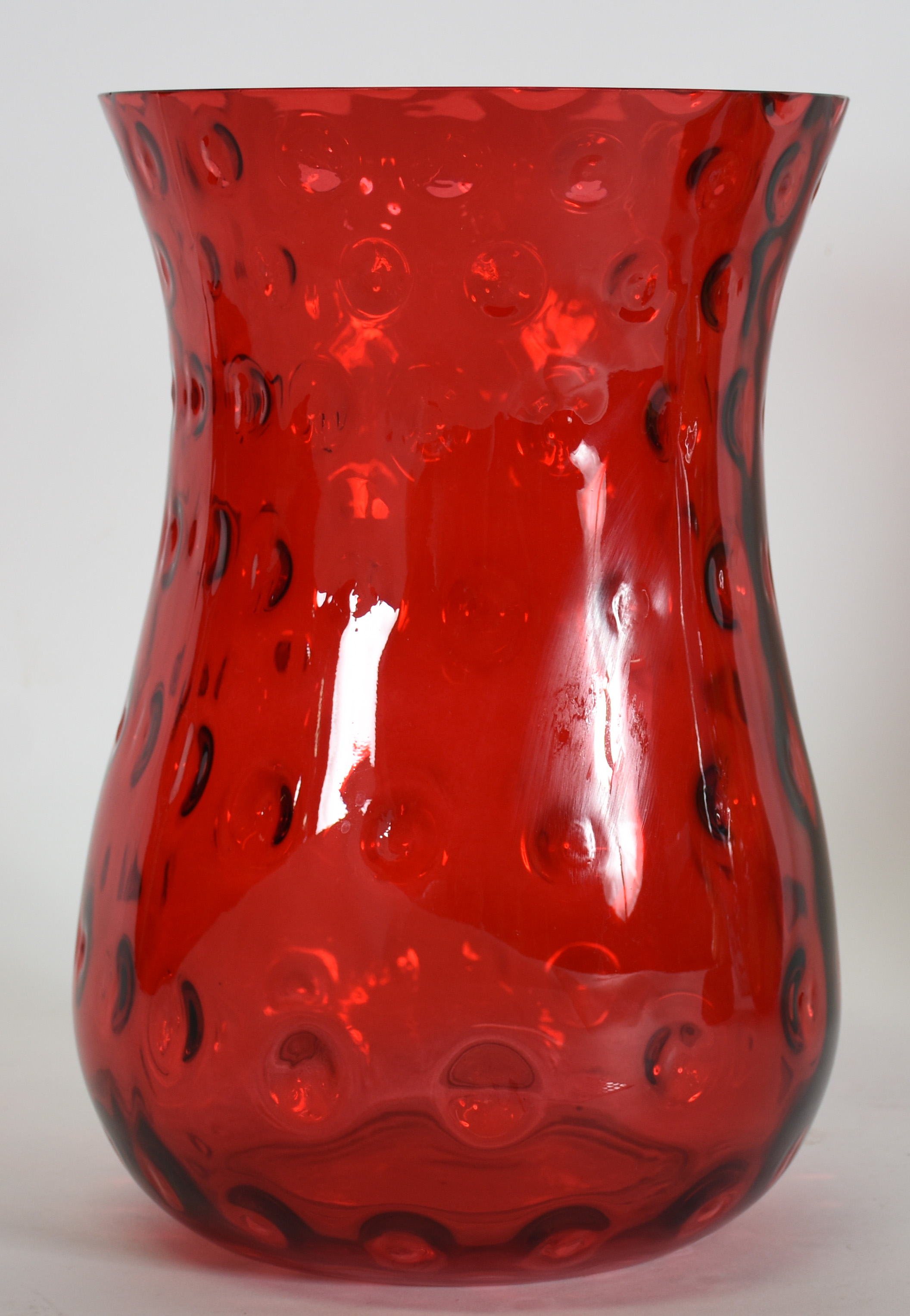 Jarra decorativa de vidro vermelho transparente com "bolhas" internas. - foto 1 de 3