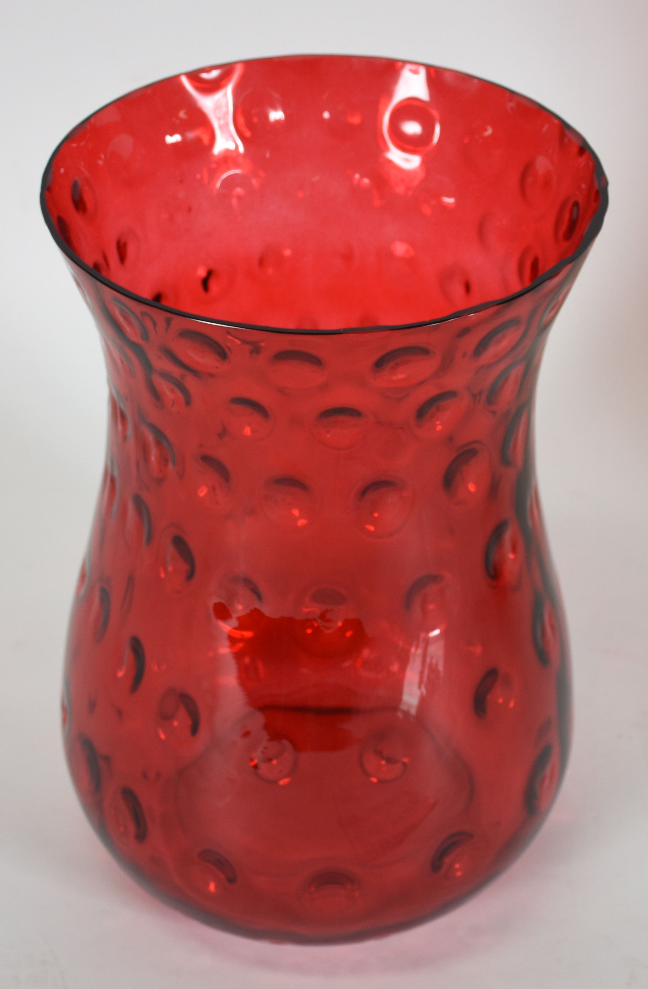 Jarra decorativa de vidro vermelho transparente com "bolhas" internas. - foto 2 de 3