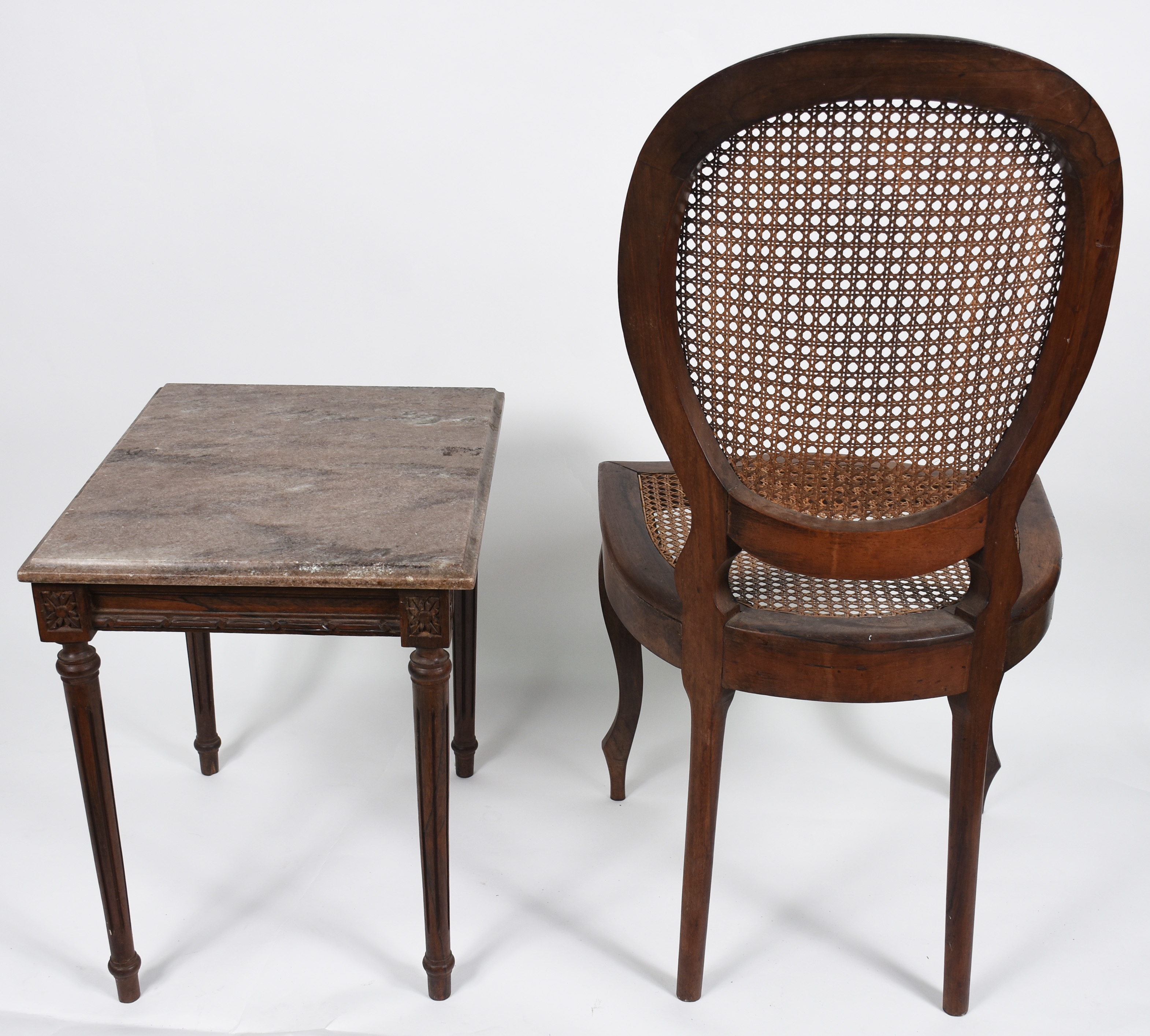 Duas peças, mesa lateral com mármore e cadeira medalhão com palhinha - foto 3 de 3