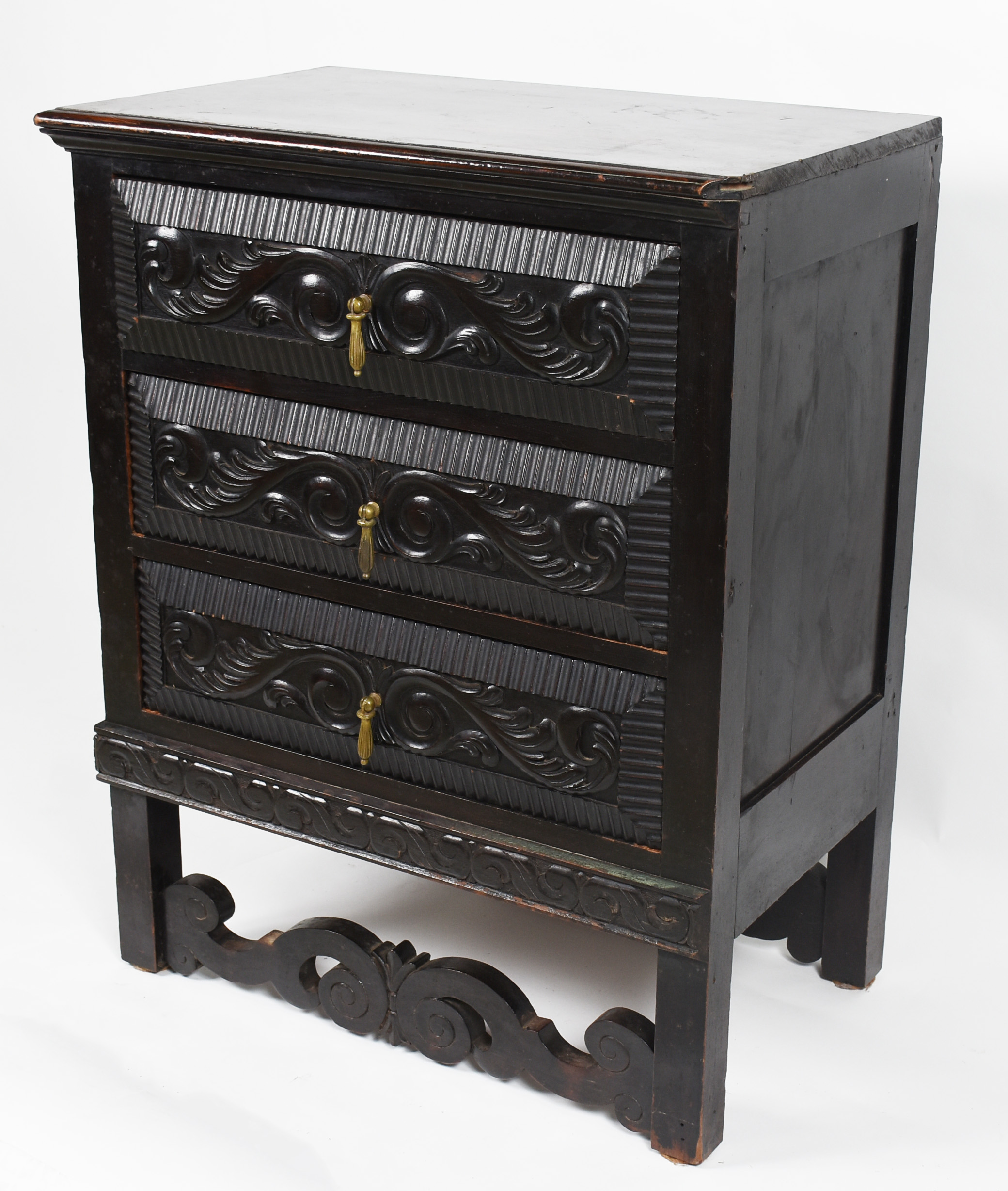 Cômoda com 3 gavetas entalhadas de madeira nobre com detalhes... - foto 1 de 6