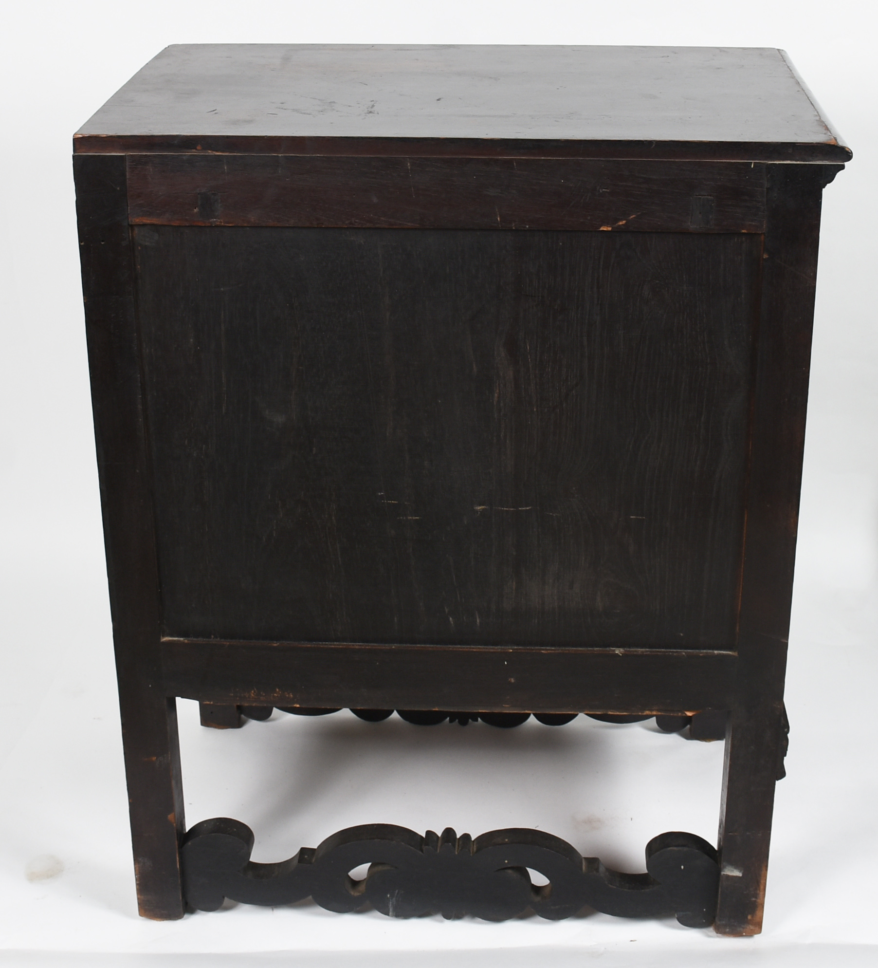 Cômoda com 3 gavetas entalhadas de madeira nobre com detalhes... - foto 4 de 6
