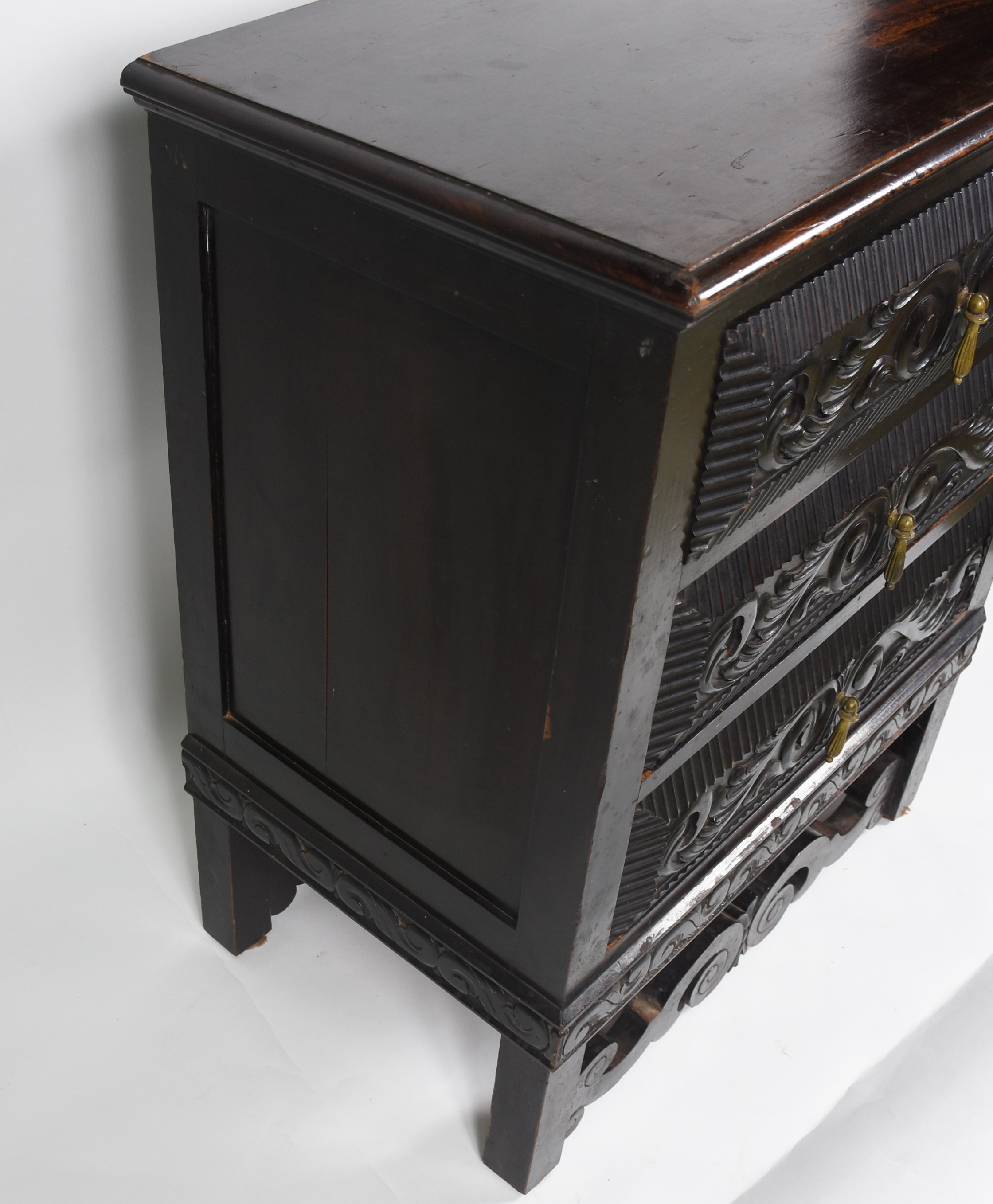 Cômoda com 3 gavetas entalhadas de madeira nobre com detalhes... - foto 2 de 6