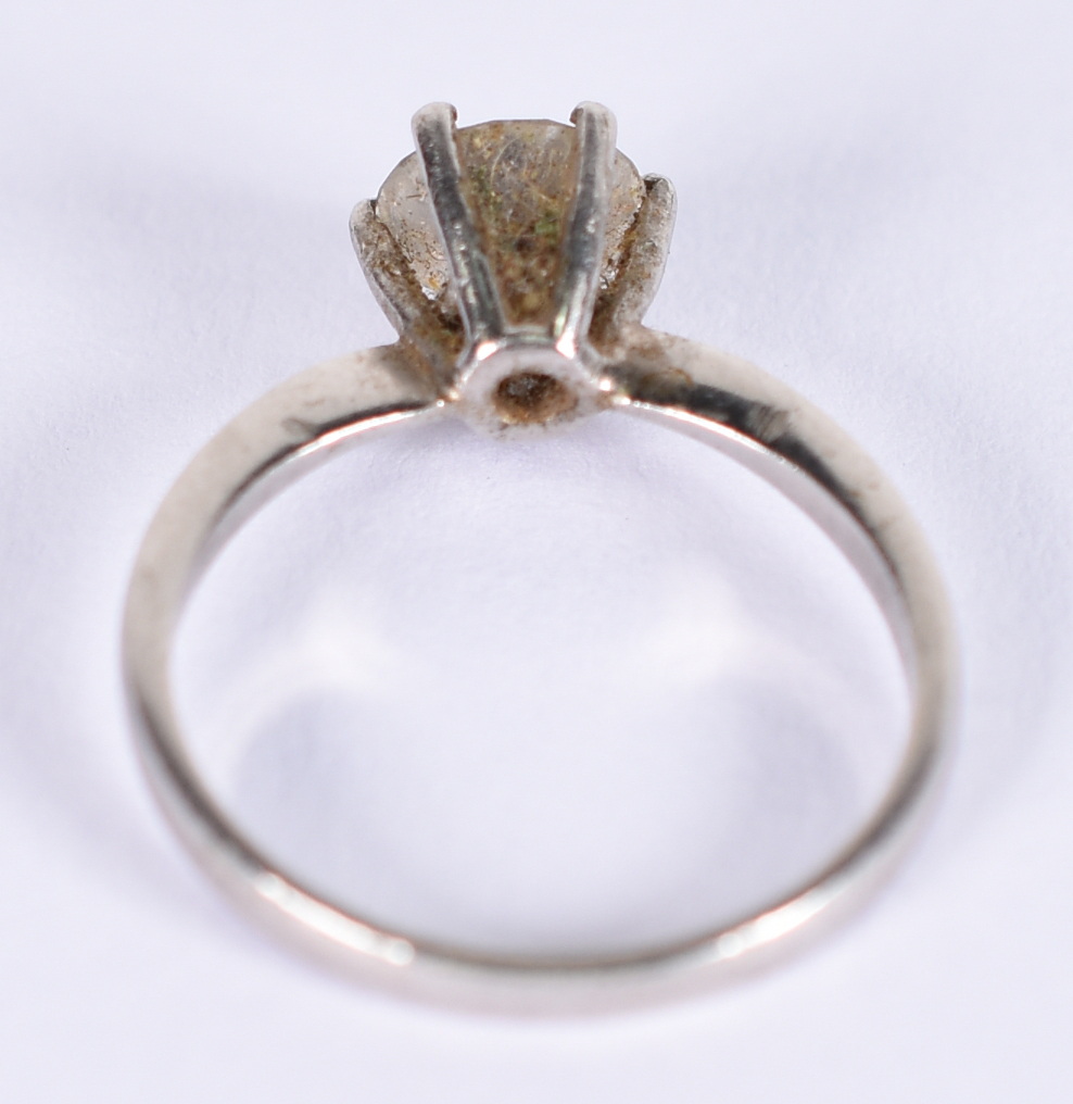 Anel de ouro 18 com solitário de 0.8 ct. Aro 14 ( Por questão de... - foto 3 de 3