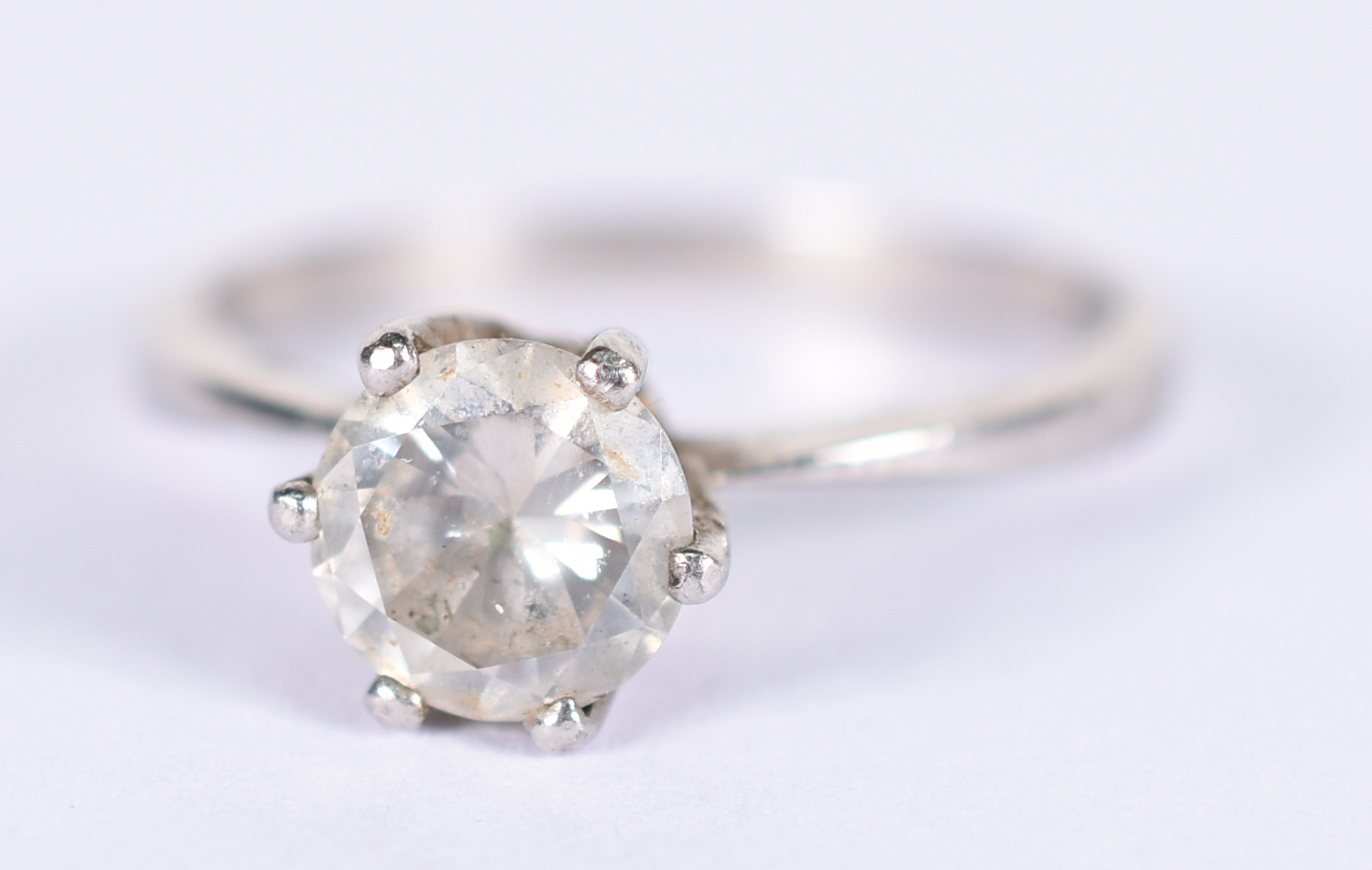 Anel de ouro 18 com solitário de 0.8 ct. Aro 14 ( Por questão de... - foto 1 de 3